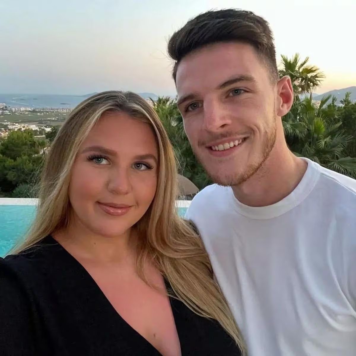 Declan Rice y su novia Lauren Fryer. La figura del Arsenal defendi&oacute; a su enamorada tras las cr&iacute;ticas recibidas por su apariencia en las redes sociales
