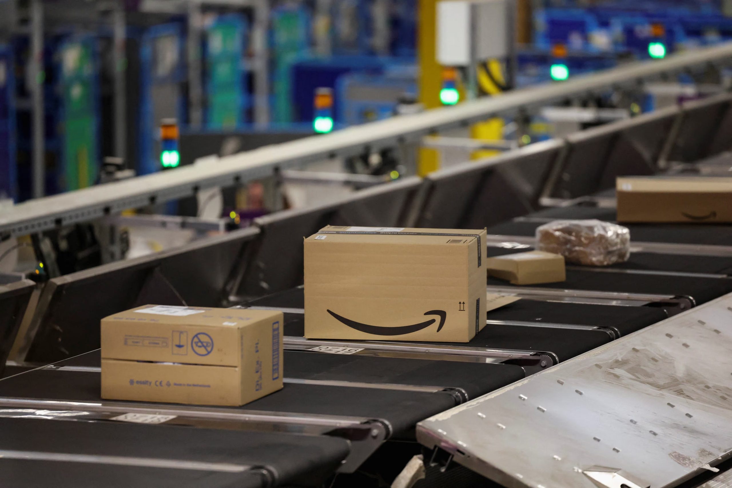 El almac&eacute;n EMA4 de Amazon, donde robots y trabajadores comparten tareas de clasificaci&oacute;n y almacenamiento de productos (REUTERS/Toby Shepheard)