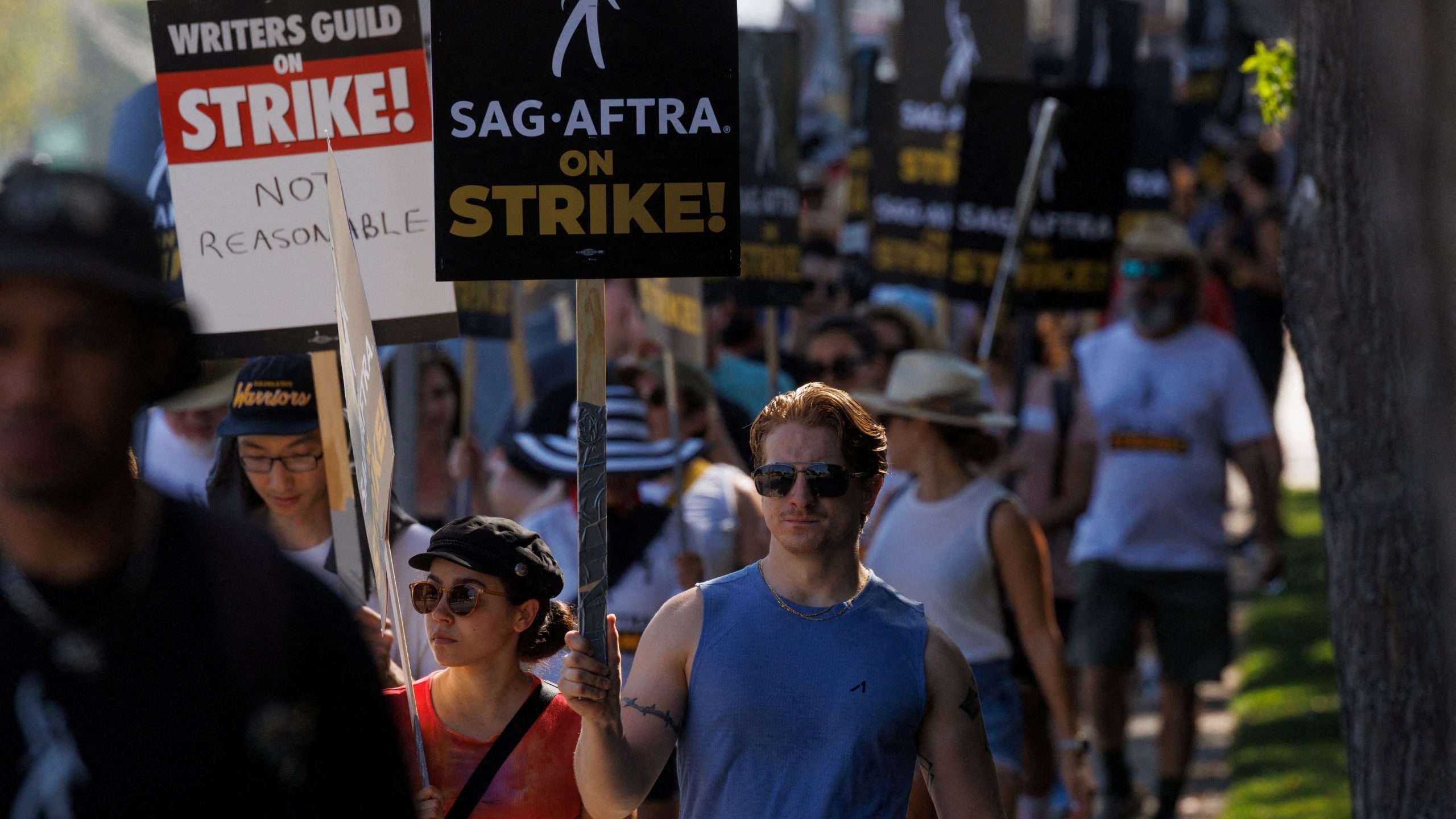 Los guionistas del Writers Guild of America, que recurrieron a la huelga para fijar condiciones sobre cu&aacute;ndo y c&oacute;mo puede usarse la IA en los guiones (REUTERS/Mike Blake/File Photo)
