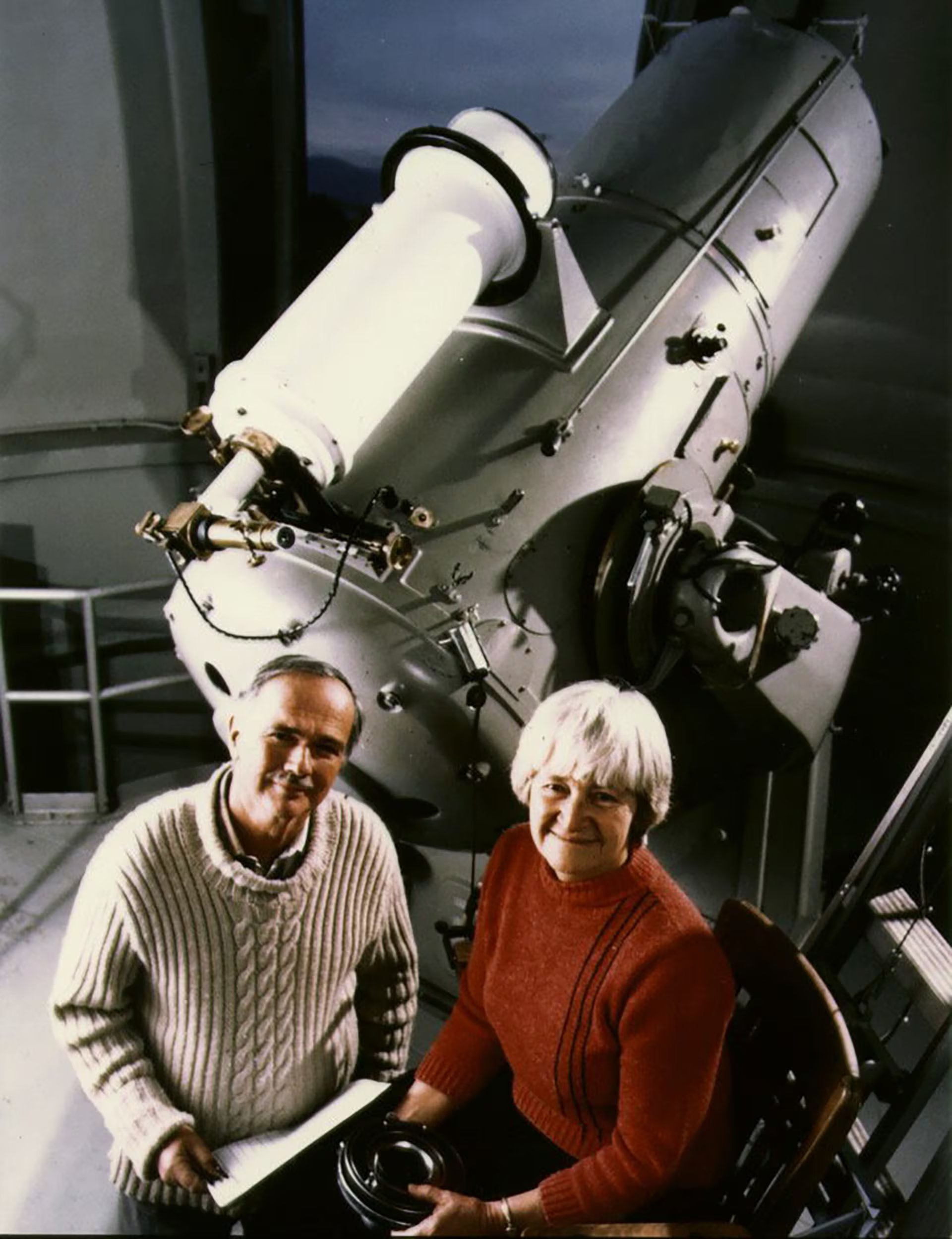 Los astrónomos Eugene y Carolyn Shoemaker en el Observatorio Palomar, codescubridores del cometa que cambió la historia espacial (Wikipedia)