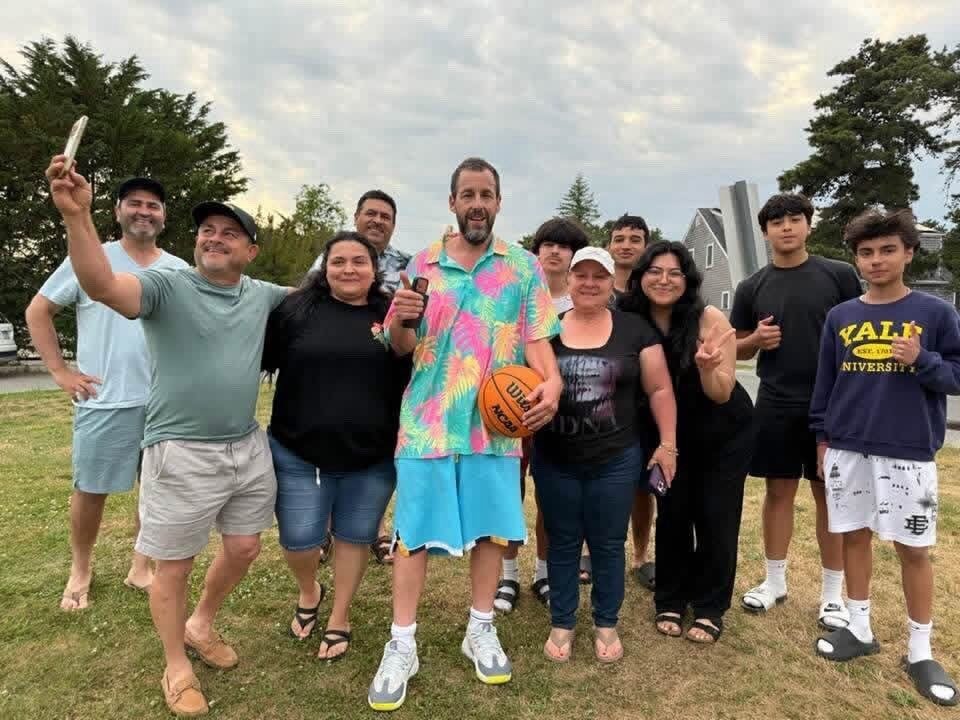 Adam Sandler jug&oacute; con un grupo de desconocidos. (X)