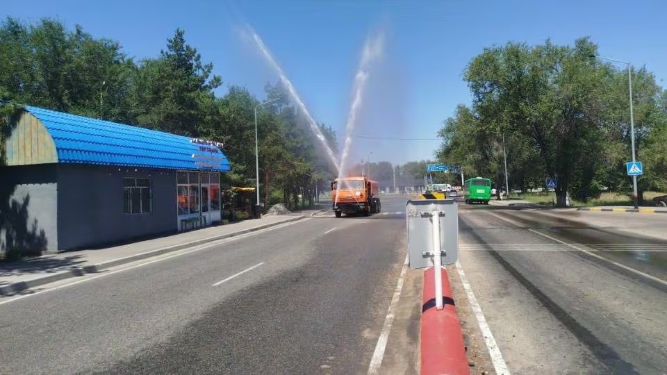 Un camión rocía litros de agua en Astaná ante la ola de calor de los últimos días (Gov.KZ)