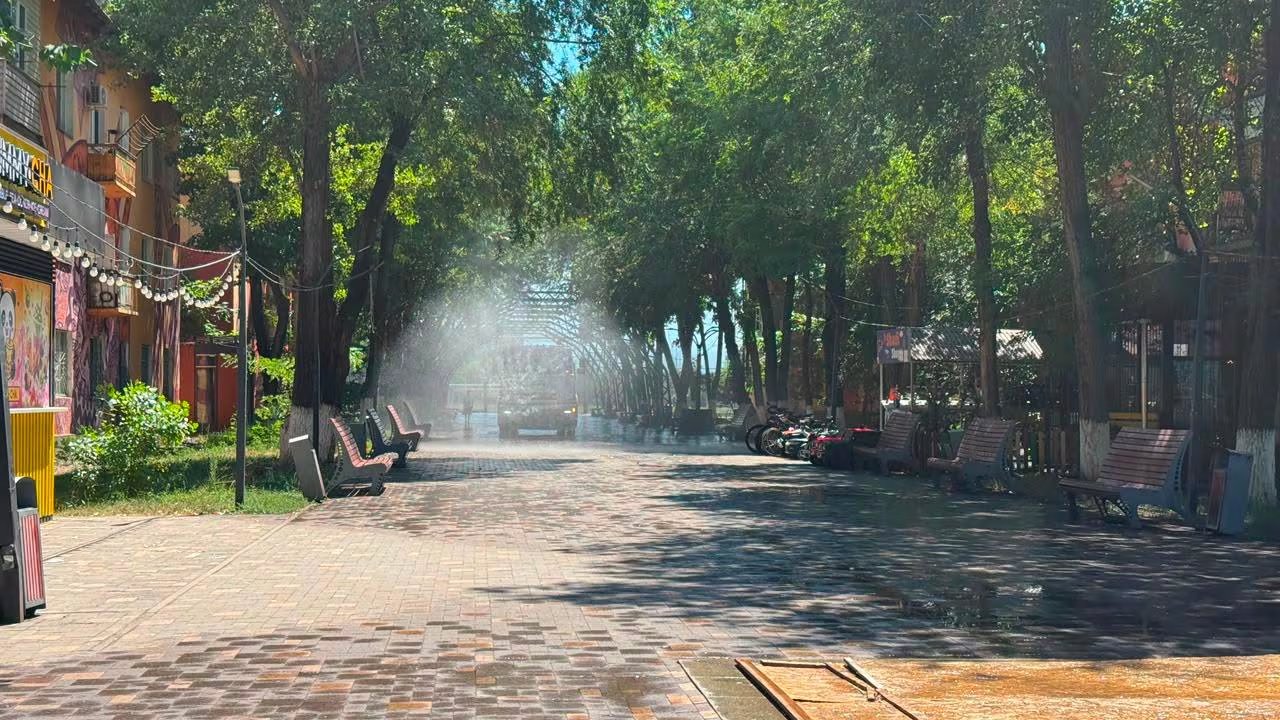 Un camión rocía litros de agua en Astaná ante la ola de calor de los últimos días (Gov.KZ)