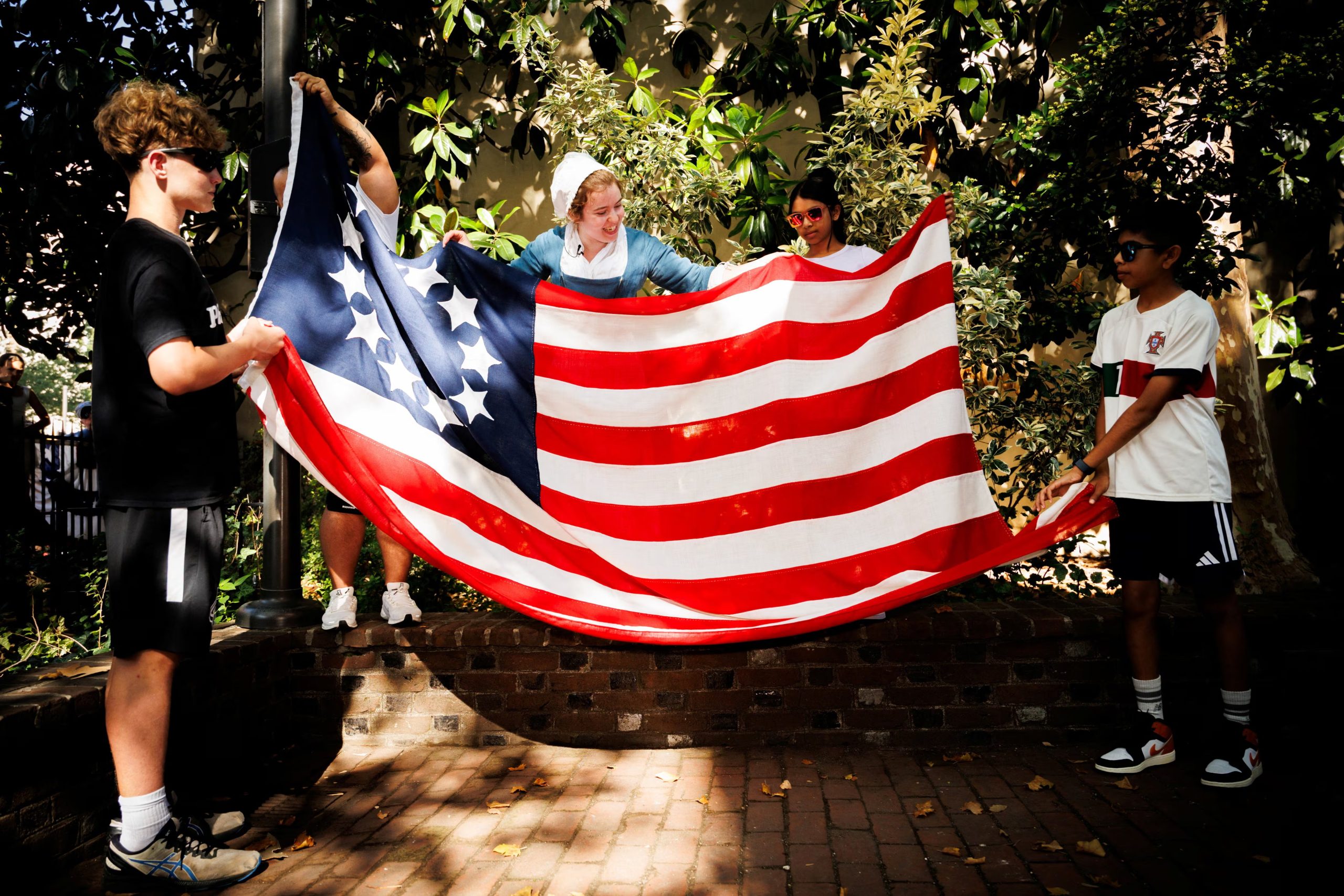 El mito sobre la creaci&oacute;n de la bandera revela la b&uacute;squeda de referentes femeninos y populares en la historia fundacional estadounidense (REUTERS/Hannah Beier)