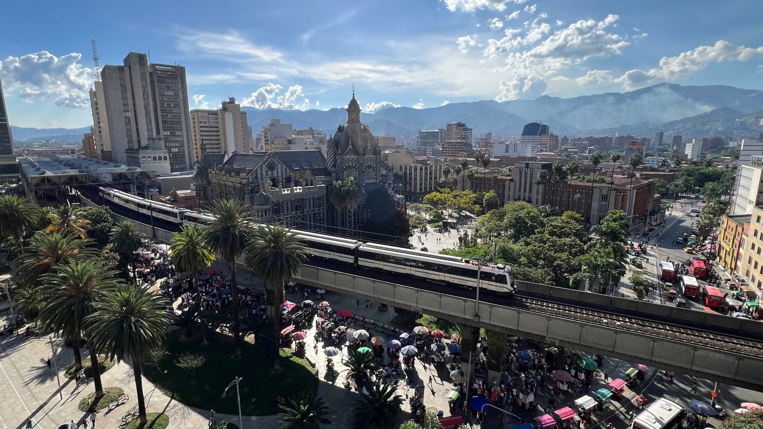 La oferta de espacios públicos y el acceso a actividades culturales en Medellín contribuyen a la satisfacción y calidad de vida de sus habitantes (REUTERS/Herbert Villarraga)