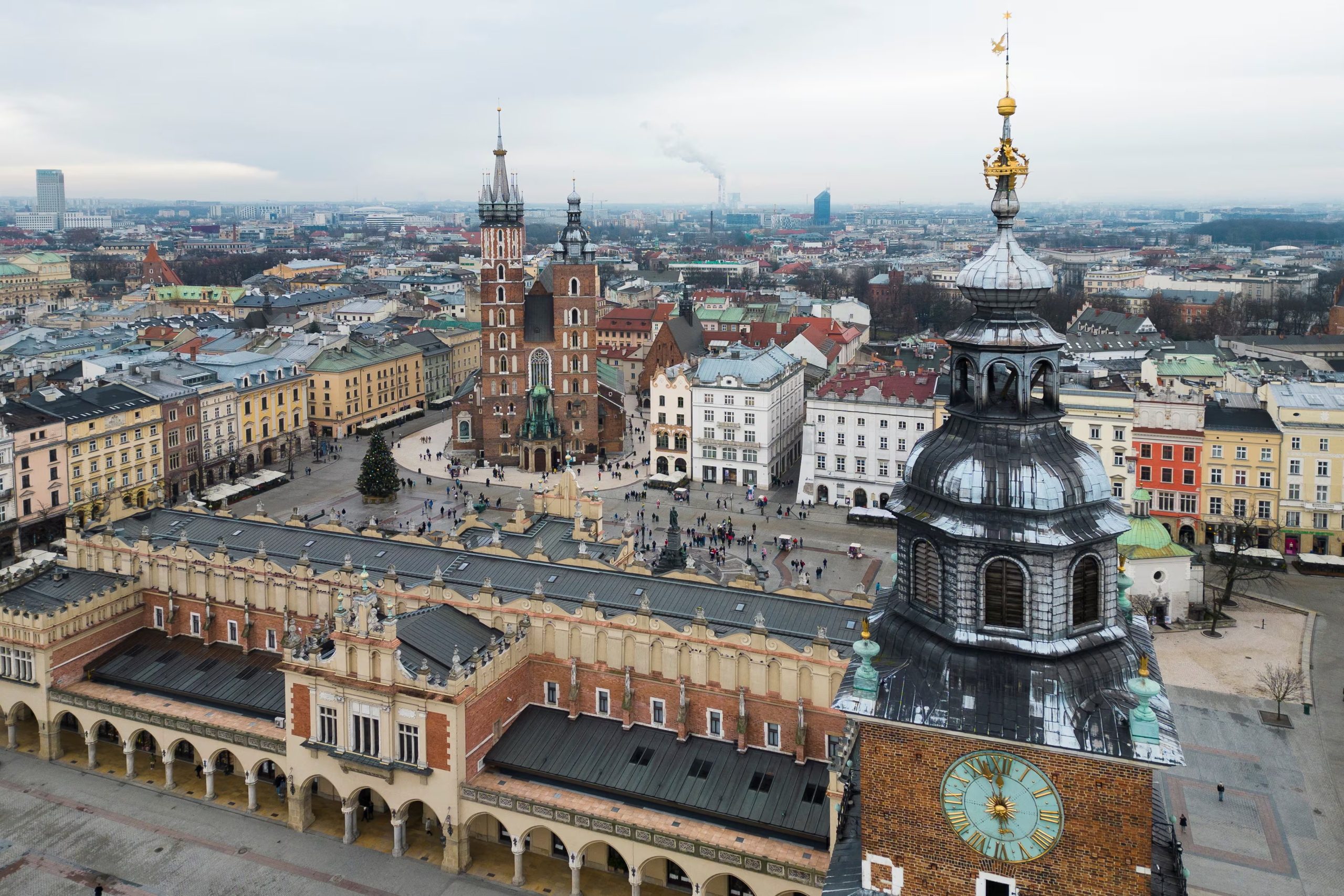 Cracovia se distingue por su casco histórico, declarado Patrimonio de la Humanidad, y la Plaza del Mercado, una de las mayores de Europa (REUTERS/Kuba Stezycki)