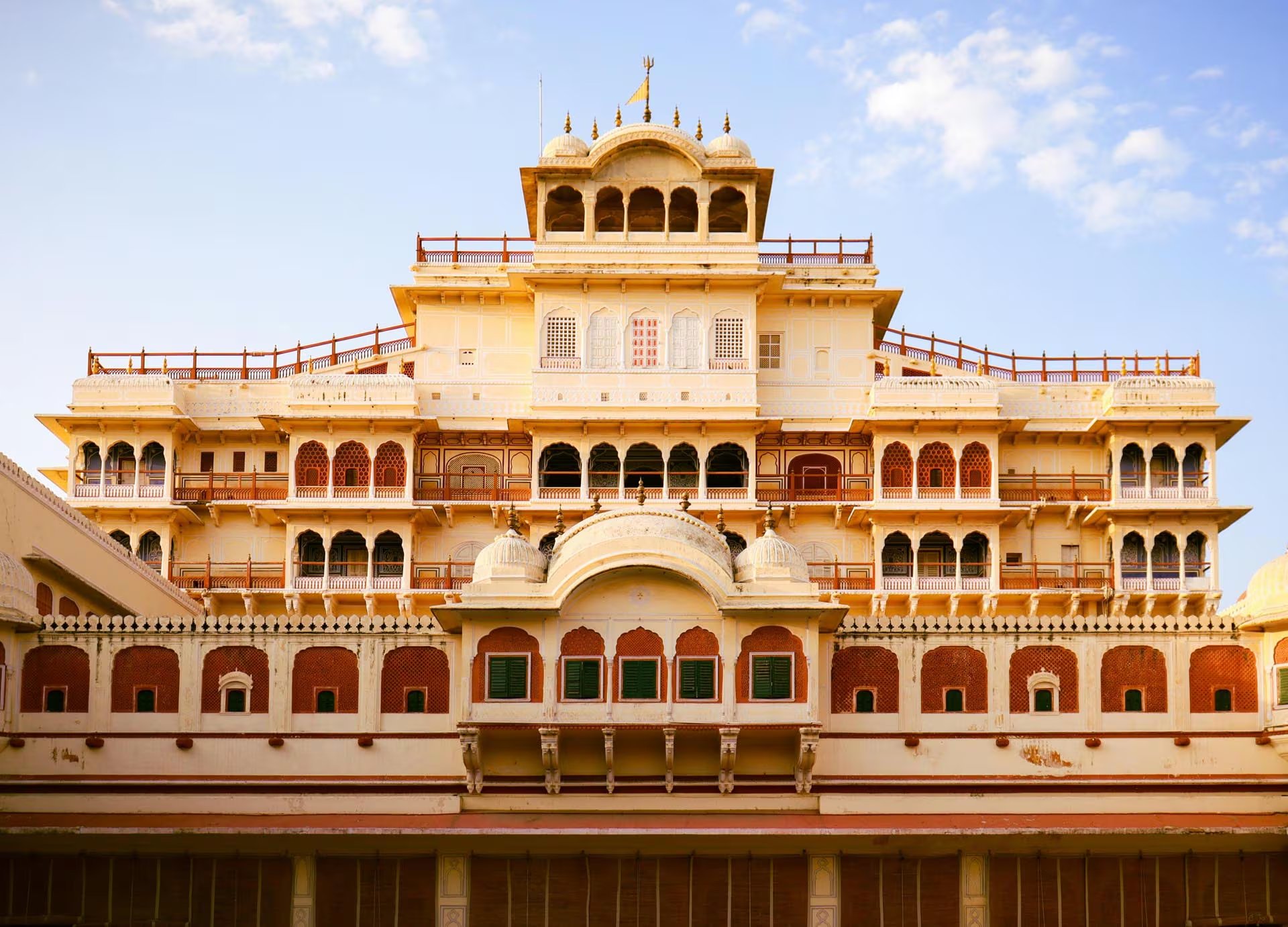 Jaipur, conocida como la Ciudad Rosa, forma parte del Triángulo Dorado de India, destacándose por palacios y fortalezas emblemáticos (Pexels)