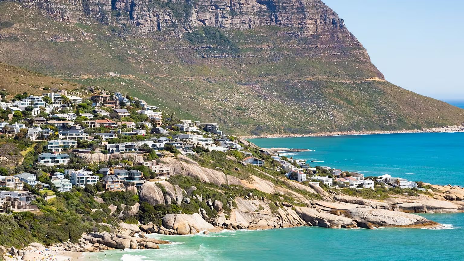 Ciudad del Cabo, en el extremo sur africano, combina la cercanía al océano Atlántico con el atractivo de la Montaña de la Mesa y el barrio Bo-Kaap (Freepik)