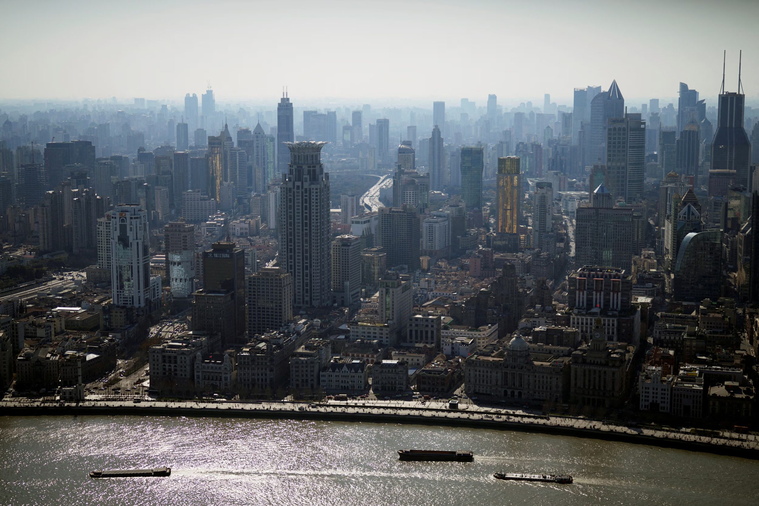 Shanghái, metrópoli de China, destaca por el contraste entre sus rascacielos modernos y el legado arquitectónico colonial del Bund (REUTERS/Aly Song)