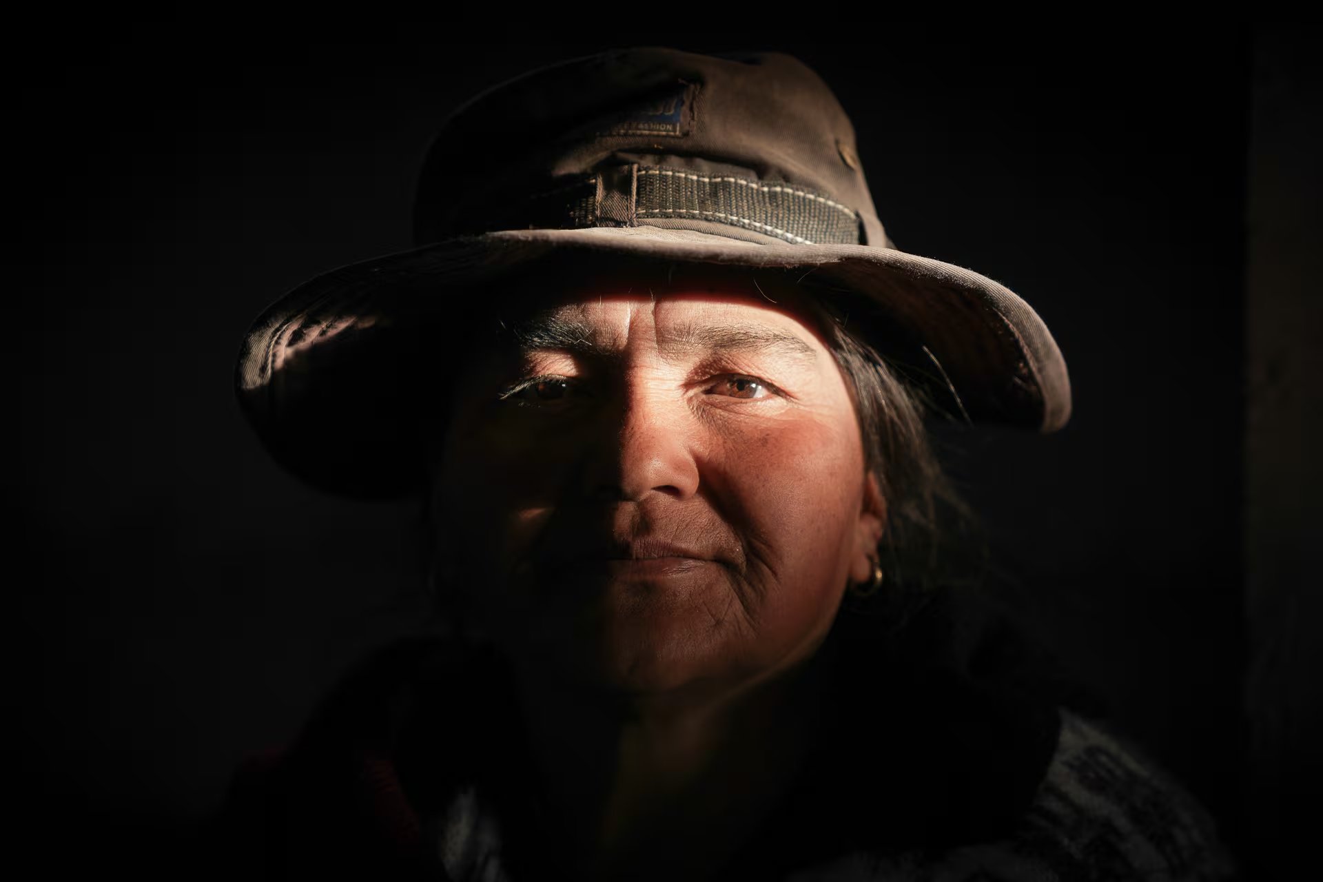 En la localidad de Colanzulí, la puna salteña, a 4 mil metros de altura, las mujeres Kolla como Inocenta, son las guardianas del agua y del clima que las rodea. Ella es Inocenta, madre de 6, kolla y resiliente
