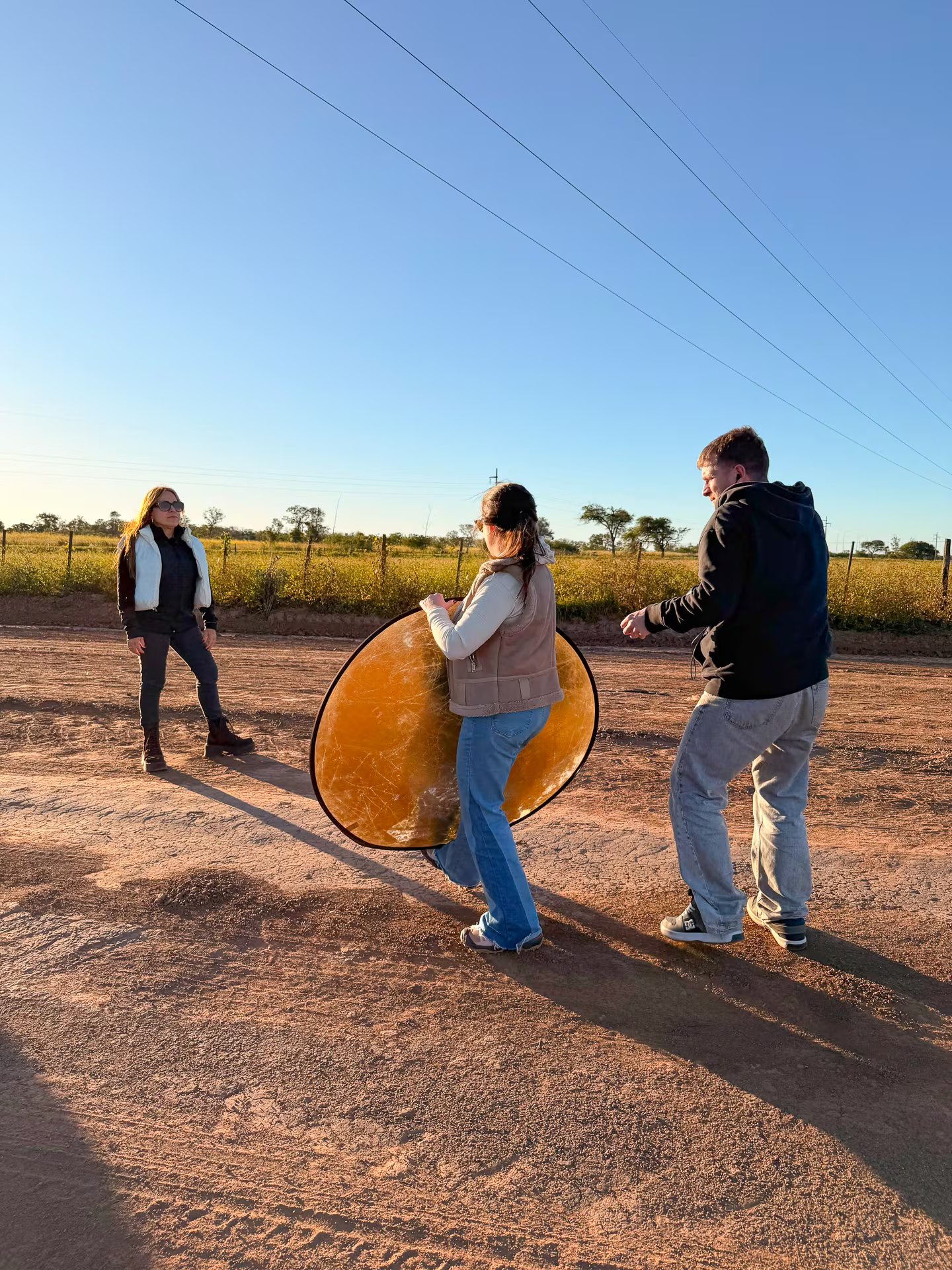 El team de Infobae: Daniela Blanco -ganadora Beca Pultizer 2026- y el realizador Matías Arboto, en el territorio rumbo a Tartagal para grabar cuatro episodios sobre la relación de las mujeres indígenas y el impacto del cambio climático