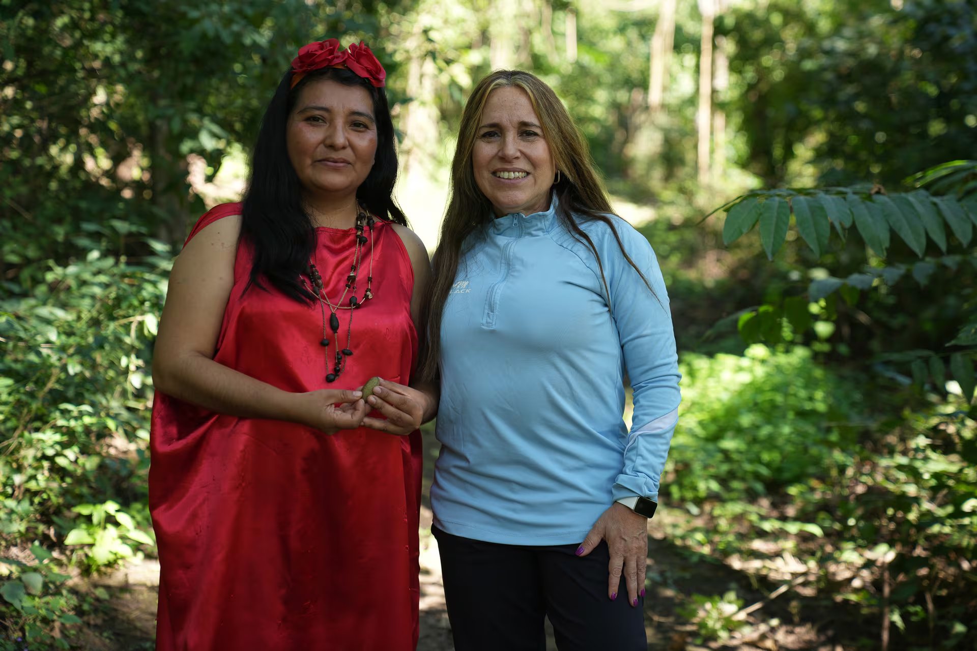 Naty Valdés, líder guaraní de Yariguarenda, y Daniela Blanco, directora editorial de Infobae, durante un recorrido en el bosque