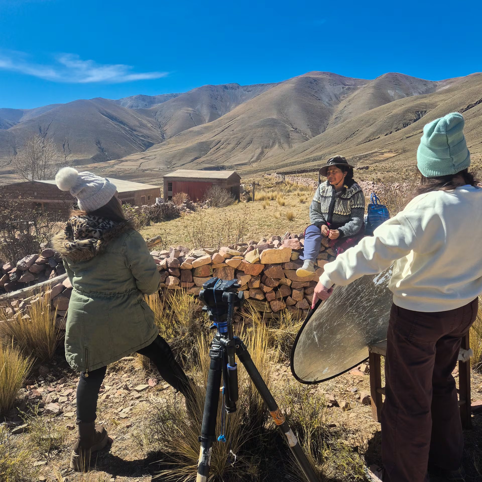 Backstage en la inconmensurable Puna de altura salteña de Colanzuli. Inocenta, la maravillosa mujer kolla, camina 6 horas diarias de mínima, cultiva papas, habas y hasta panes que luego vende en el mercado de Finca Santiago