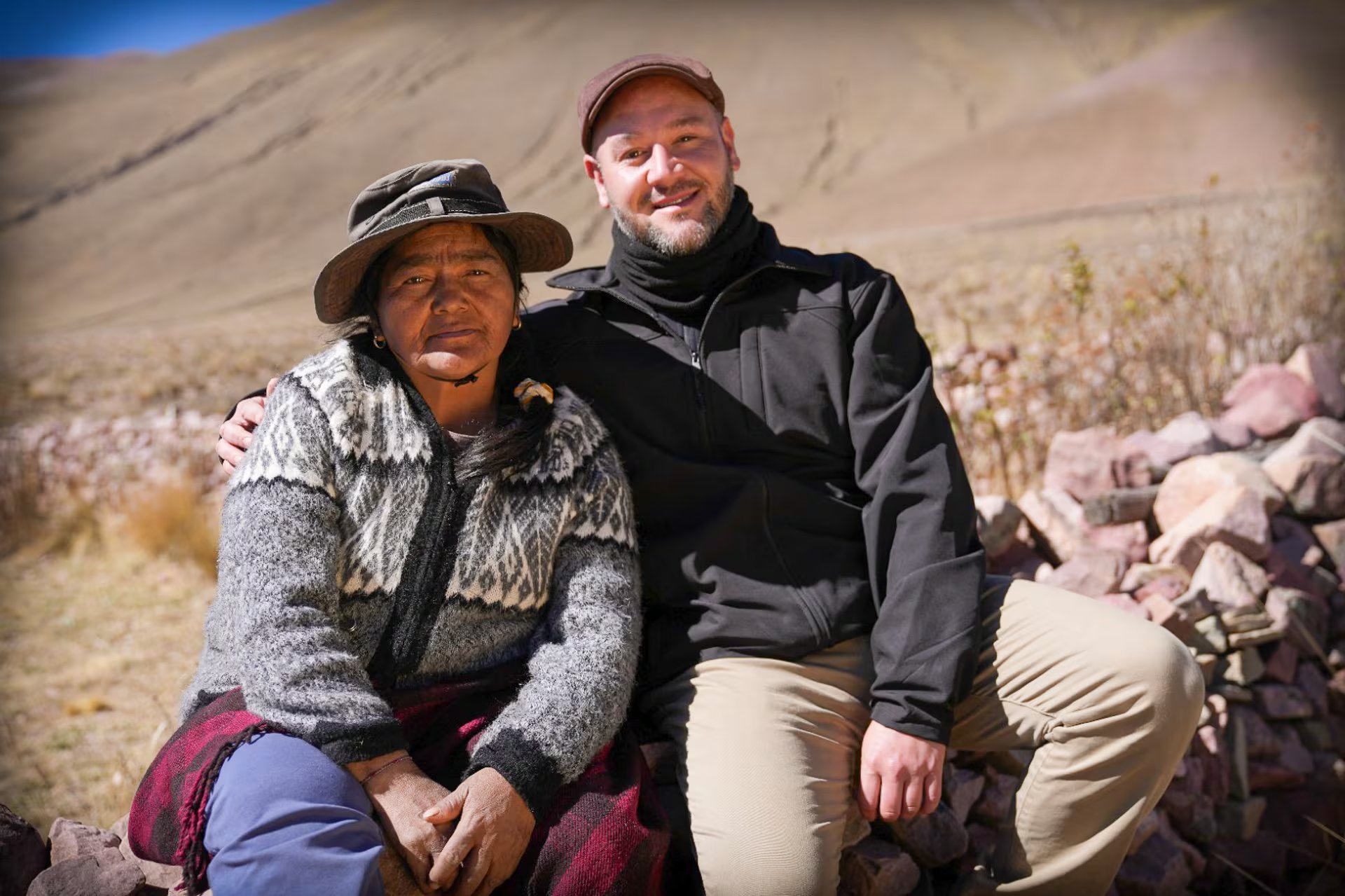 Inocenta, mujer kolla que destila resiliencia e inteligencia, está dispuesta a enfrentar los extremos del impacto climático en Colanzuli: sequía-inundaciones y crisis hídrica. Posa junto al técnico ambiental de ACDI, Fernando Semenza