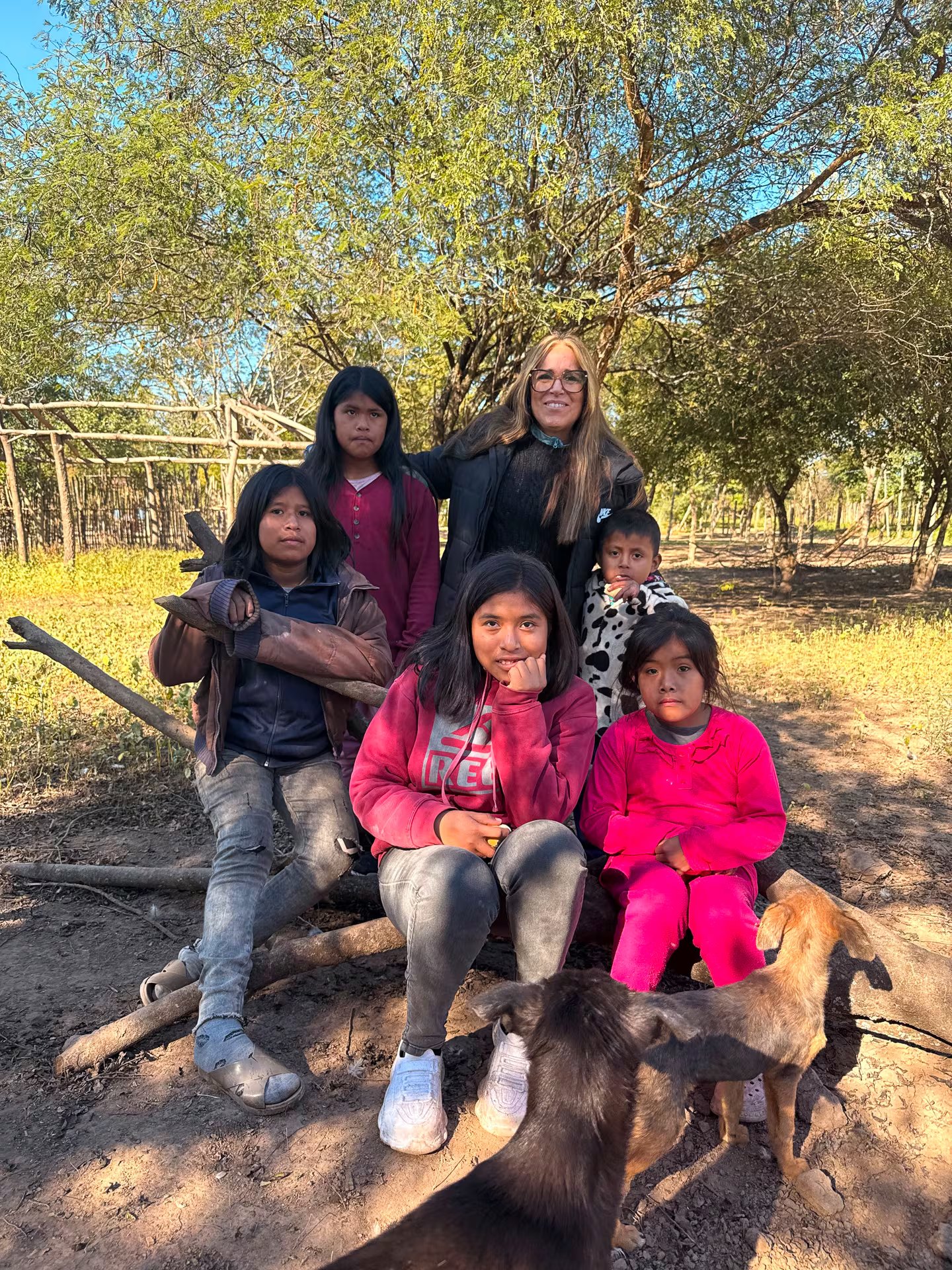 Infobae junto a los niños de la comunidad wichí de Tichat en Tartagal, Salta. Ellos tiene carencias, pero también dignidad para diseñar su futuro. Las artesanías con el chaguar son el corazón de la economía. Las mujers wichí cuidan de sus hijos y sueñan con un Chaguaderal propio frente a la escasez que ofrece el monte