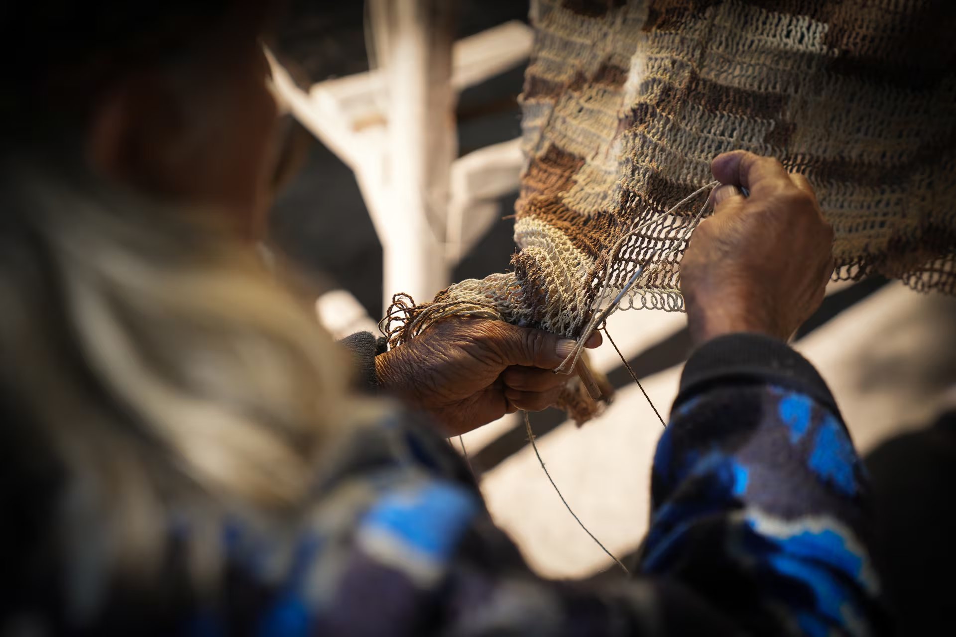 Cultura wichí: el saber ancestral sobre el tejido con las fibras de la planta del chaguar -prendas y objetos- es único e irrepetible