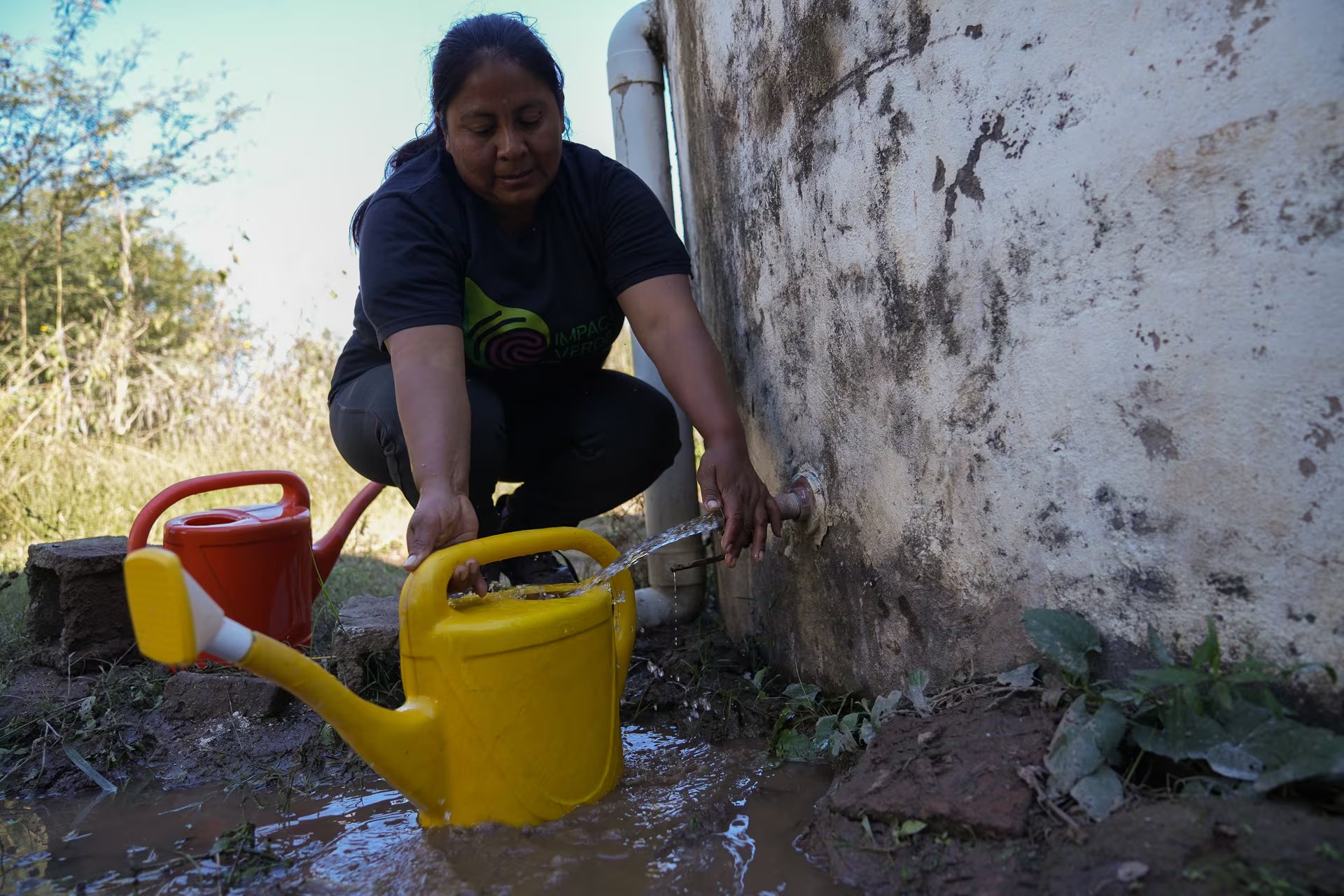 Mara busca y cuida un elemento preciado de la naturaleza que escasea en Vinalito, Jujuy: el agua
