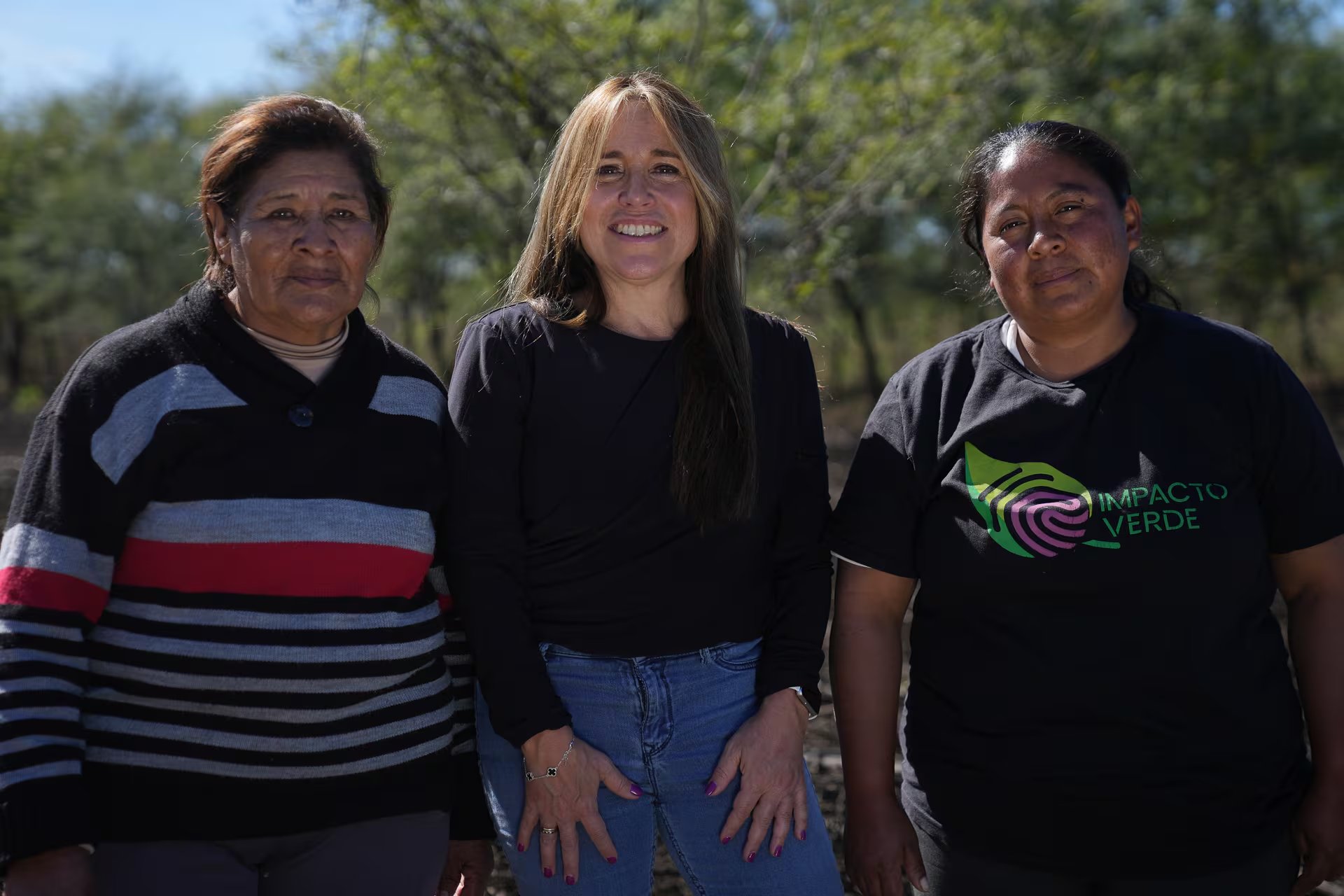 Gregoria y Mara con Infobae en Vinalito, Jujuy, Ellas siembran el monte nativo degradado y apuestan a su tierra, además de cuidar el agua
