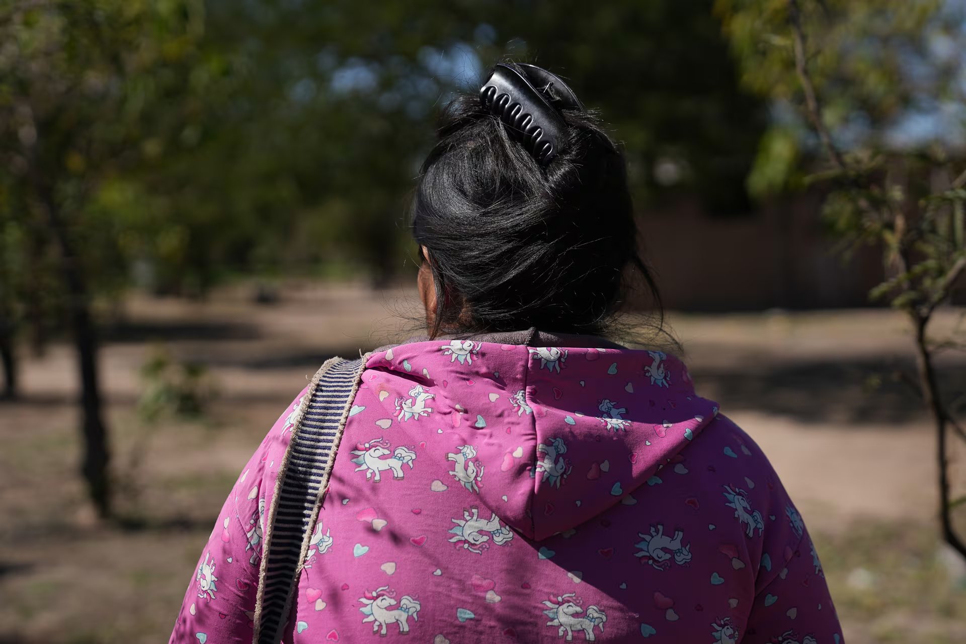 En Tartagal, la tierra wichí exhibe muchas carencias, como déficit de agua y falta de acceso a la salud de los más vulnerables (niños y mujeres). A esto se suma la escasez de chaguar que sostiene la economía de las mujeres artesanas wichís