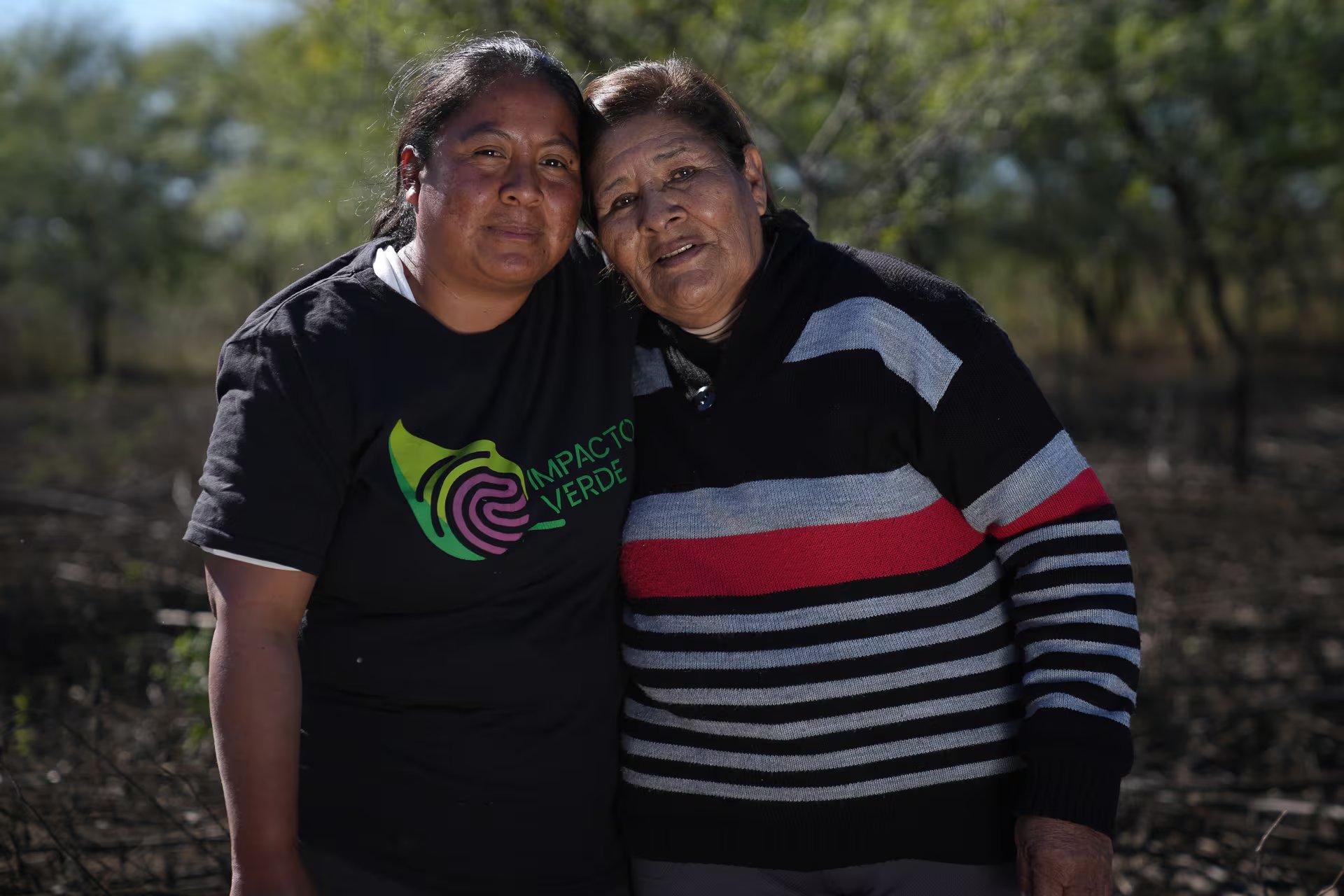 A la par. Mara y Gregoria se apoyan desde una mirada intergeneracional sobre Vinalito. Saben que para prosperar tienen que encontrar un modelo de empleo ligado a la tierra con sabiduría frente a la crisis ambiental que golpea a los cultivos del monte