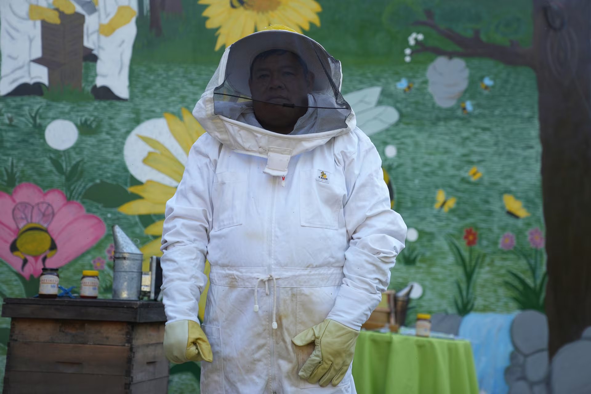 Rodrigo, guaraní y feliz apicultor en Yariguarenda. Las abejas son esenciales para mantener la biodiversidad del bosque. La miel orgánica hecha por la comunidad guaraní es deliciosa y muy sana