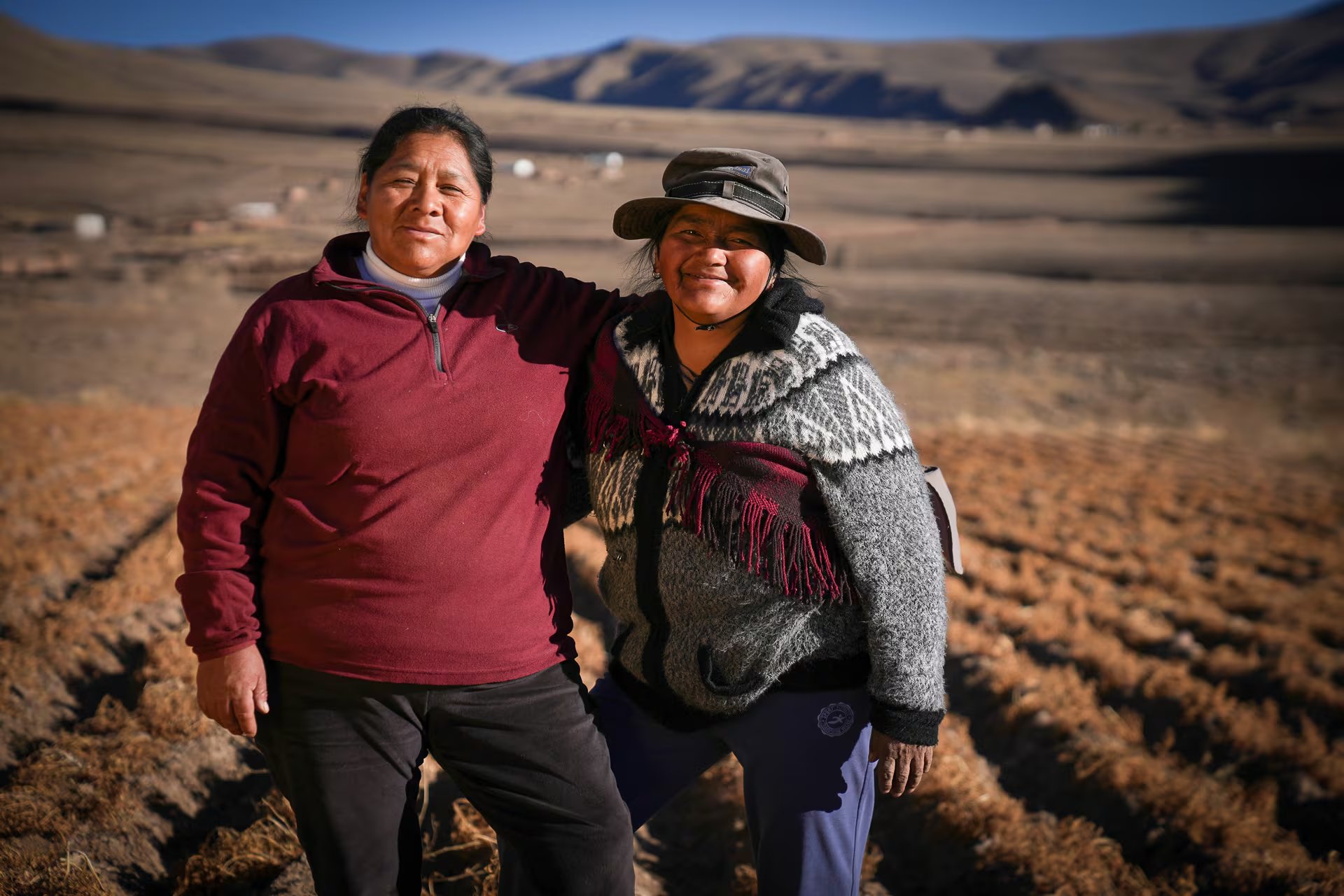 Olga e Inocenta, dos mujeres kollas fuertes y lideres. Ellas sufren el impacto extremo del clima, pero eso no las detiene. Dan batalla y trabajan incansablemente