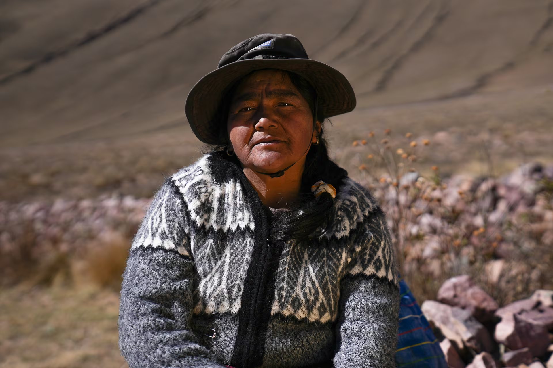 Inocenta, integrante de la comunidad kolla, enfrenta las condiciones climáticas extremas de la puna salteña