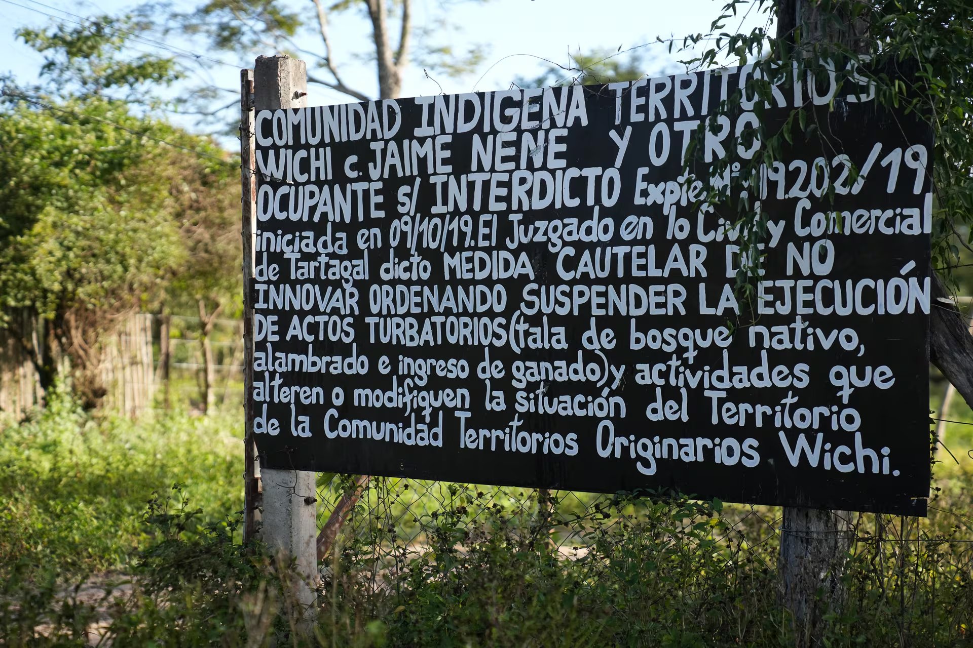 Las tierras de las comunidades visitadas (wichís, guaraníes, kollas y los criollos rurales de Vinalito) tienen otorgadas los permisos oficiales y la propiedad de las tierras. Esto es muy importante: que futuras leyes no lo pongan en duda. Tener la propiedad de la tierra permite a estas comunidades asentarse en paz y con proyección de futuro para su descendencia