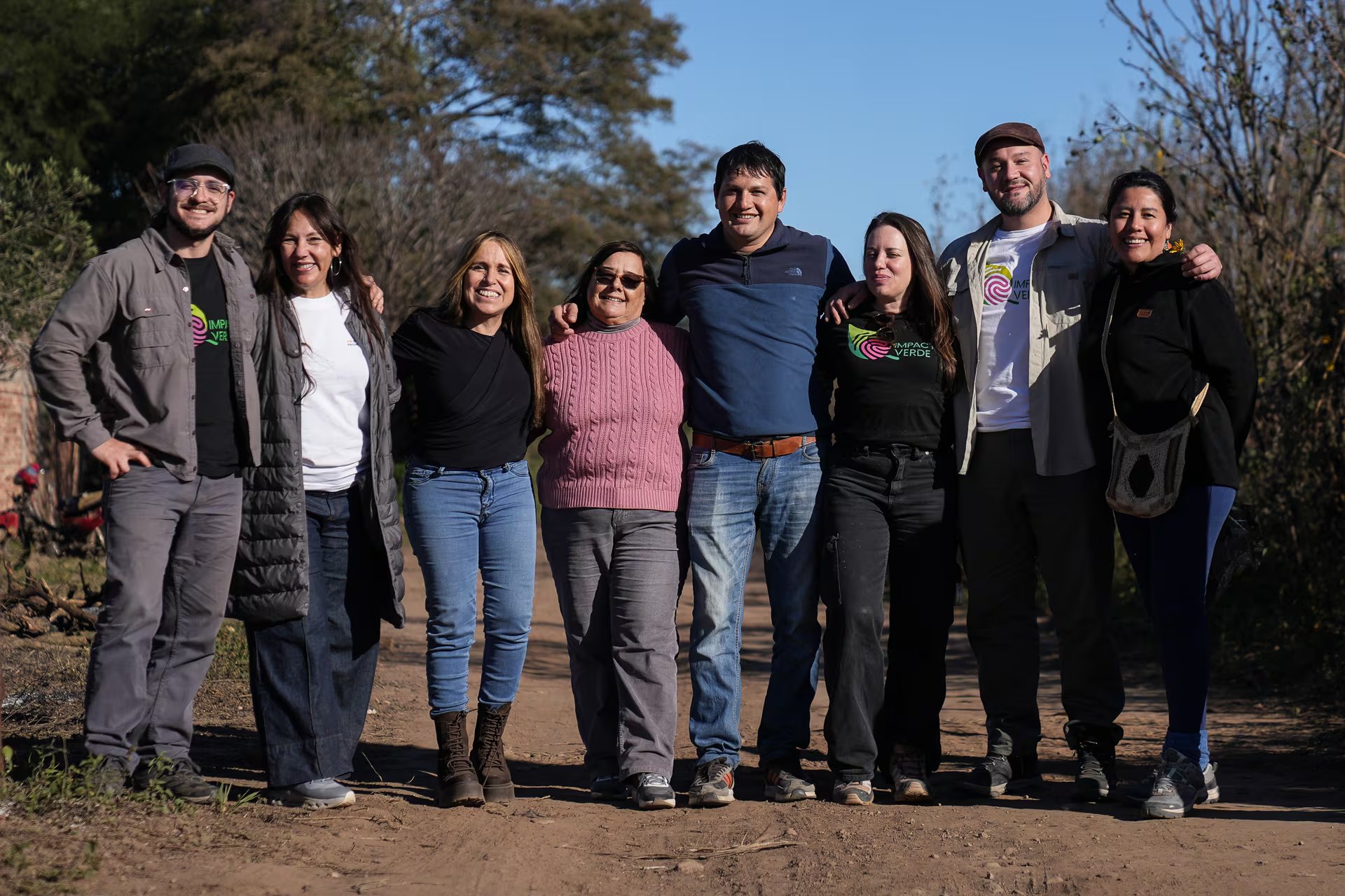 Lideres de la comunidad de Vinalito con Infobae. (De izq. a der.) Un equipo sustancial para la perdurabilidad y crecimiento de esa comunidad: Scolari de ACDI, Liliana Paniagua, secretaria ejecutiva de Redes Chaco; Daniela Blanco directora editorial de Infobae; la