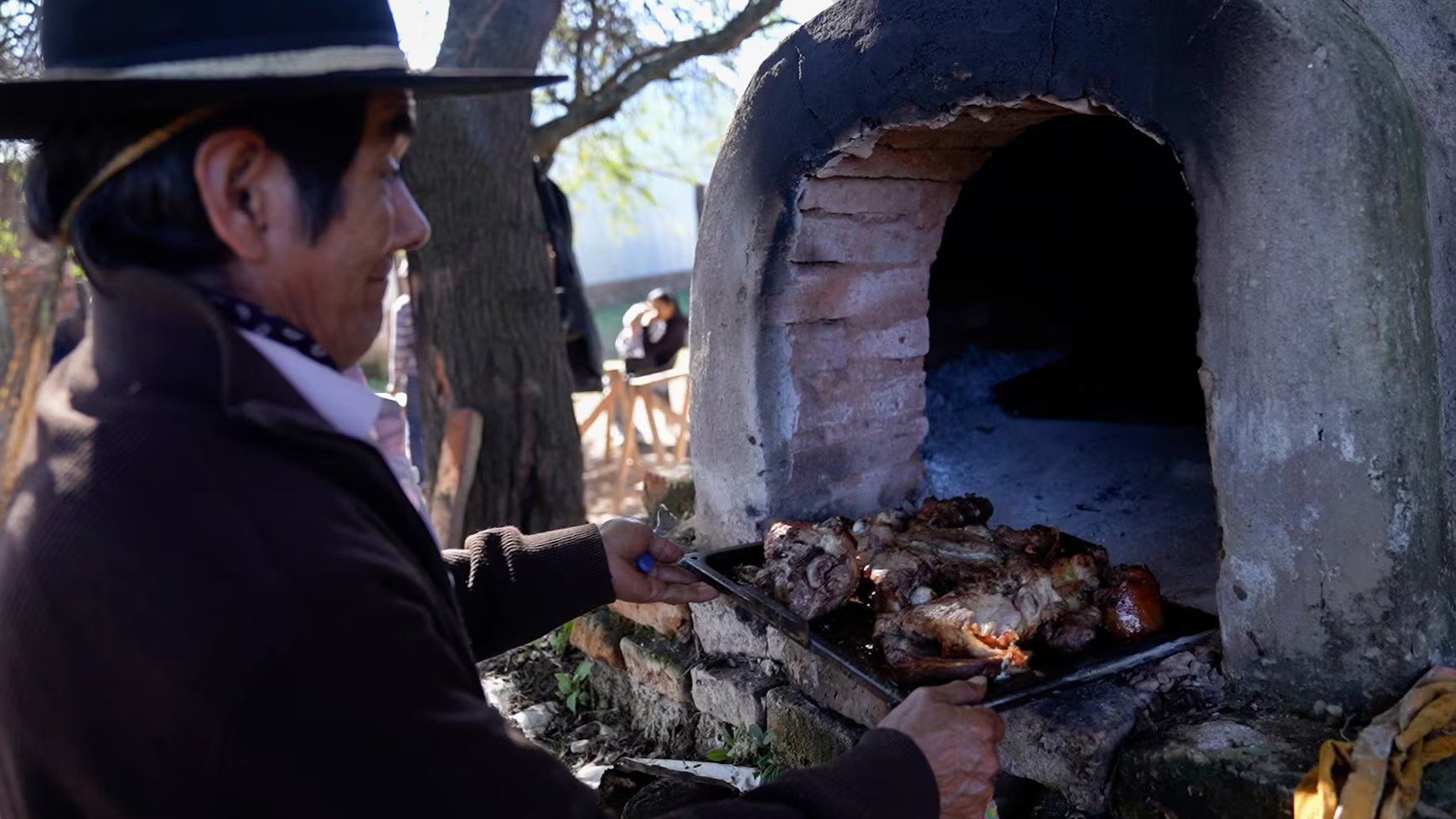 Un cerdo criado muy sano en Vinalito, a base de una alimentación natural maíz y zapallo, se disfruta en comunidad. Delicioso