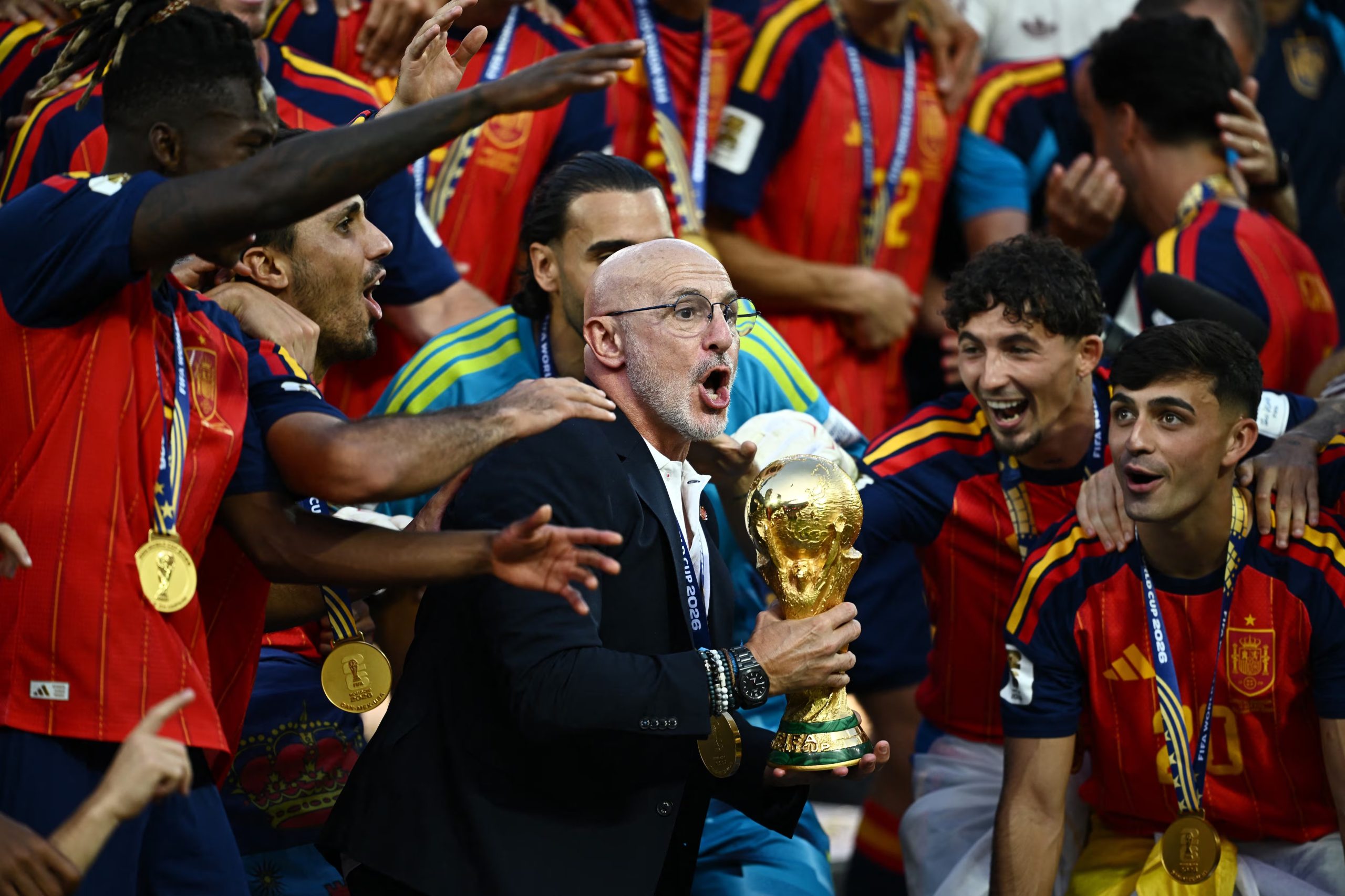 Luis De la Fuente, entrenador de Espa&ntilde;a levanta la copa