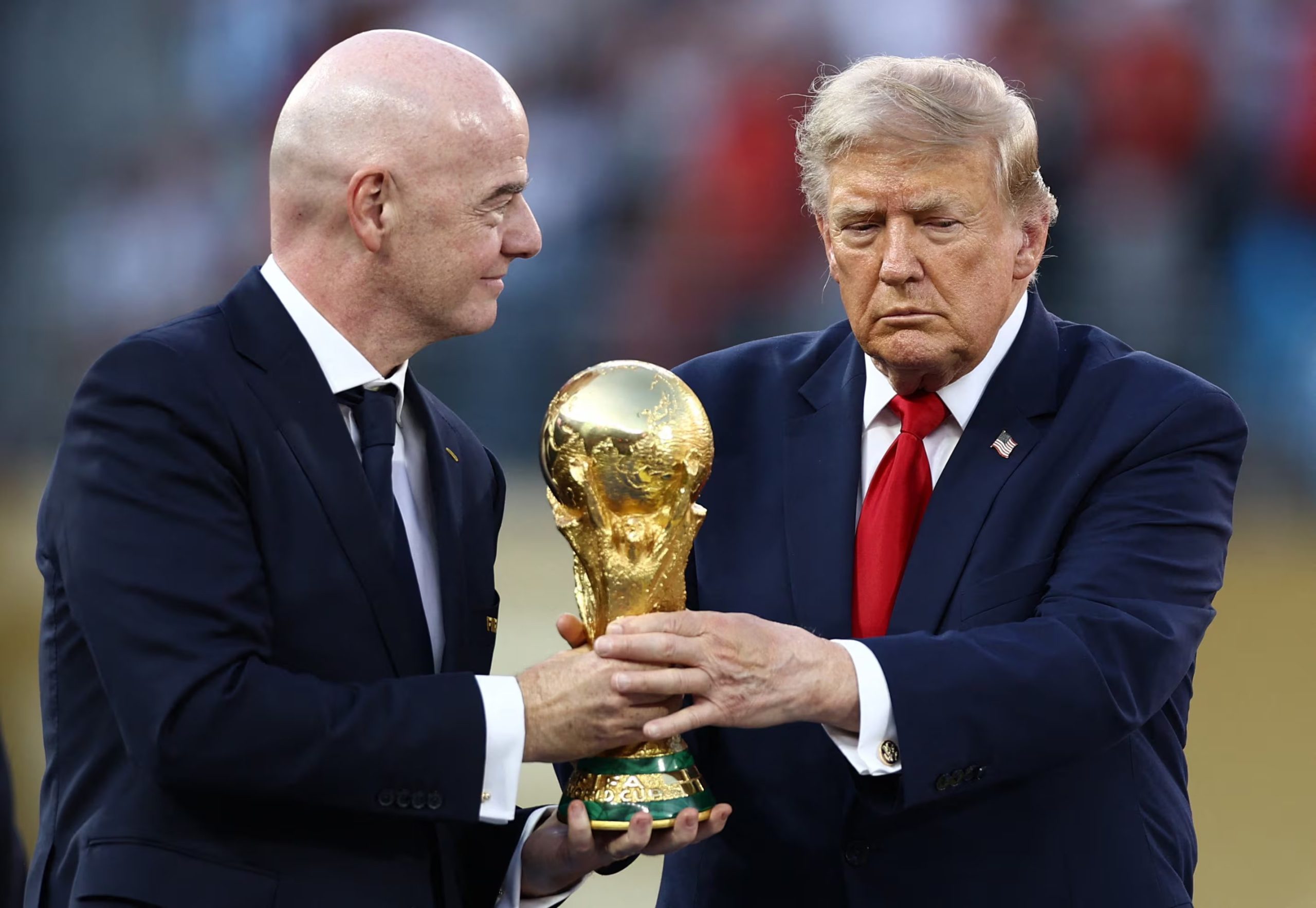 Trump e Infantino llevan la copa momentos antes de entregarla al capit&aacute;n de Espa&ntilde;a
