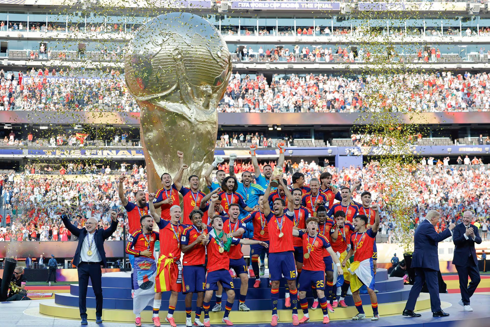 La selecci&oacute;n espa&ntilde;ola en pleno levanta la copa en el MetLife Stadium