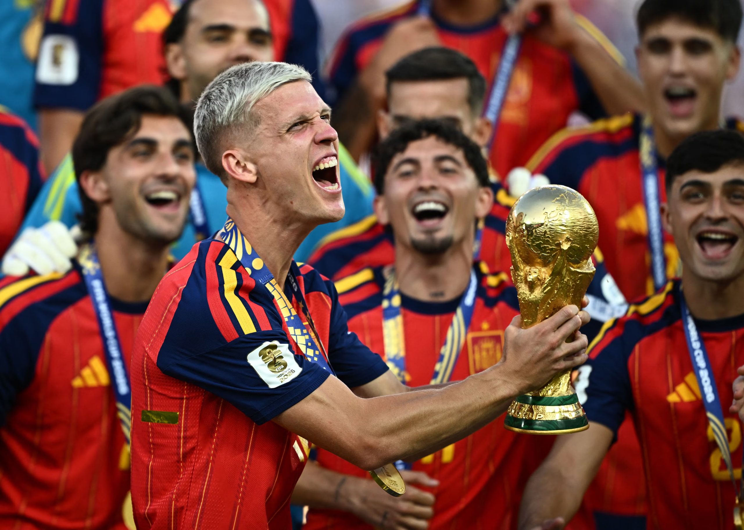 Dani Olmo r&iacute;e y levanta la copa del mundo