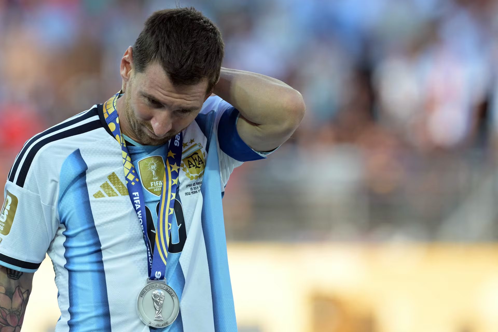 Messi se retira del campo de juego tras recibir la medalla como subcampe&oacute;n del Mundo