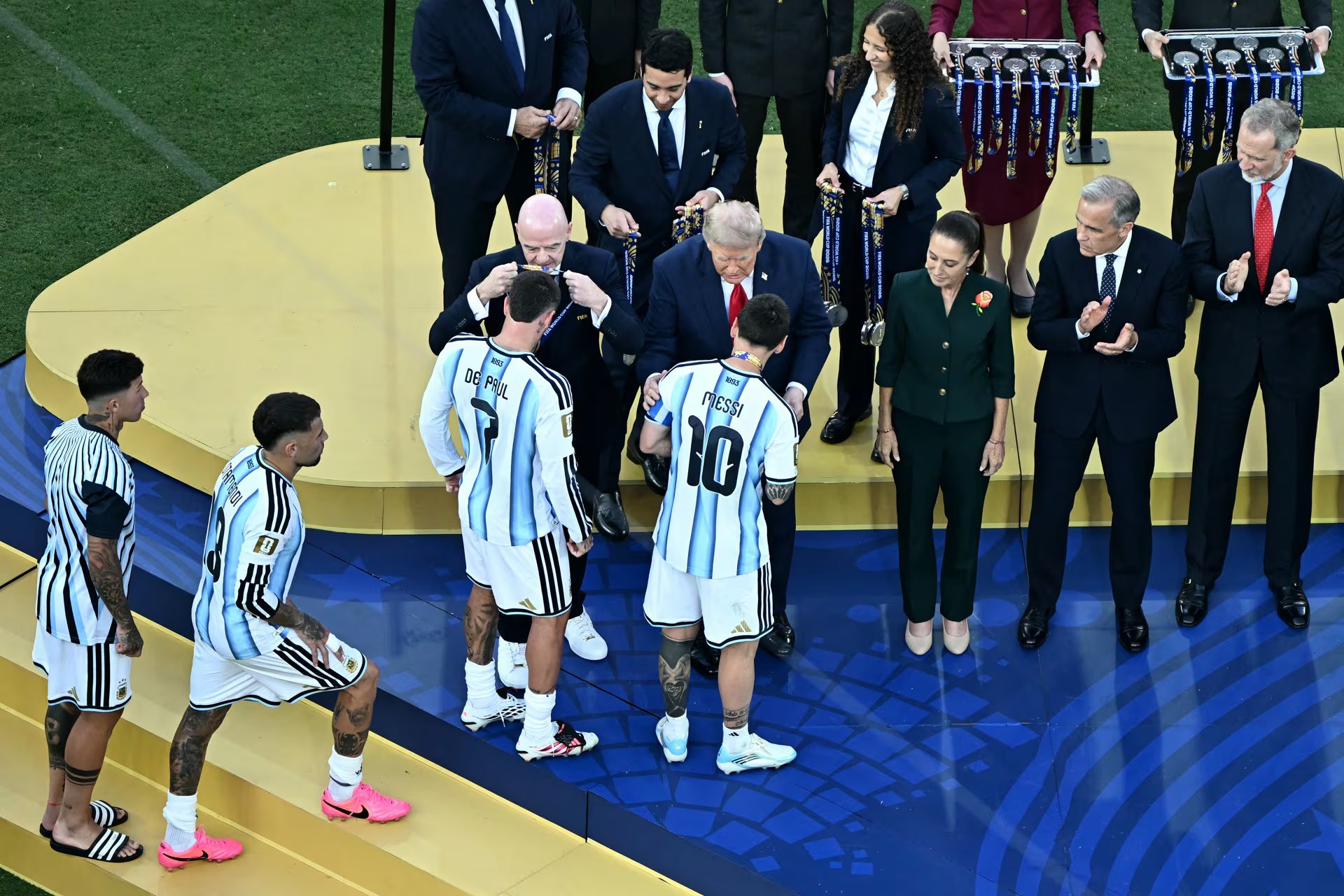 Parte del plantel argentino sube a recibir sus medallas de parte de las autoridades de los tres pa&iacute;ses organizadores del mundial y de la FIFA, junto al rey de Espa&ntilde;a