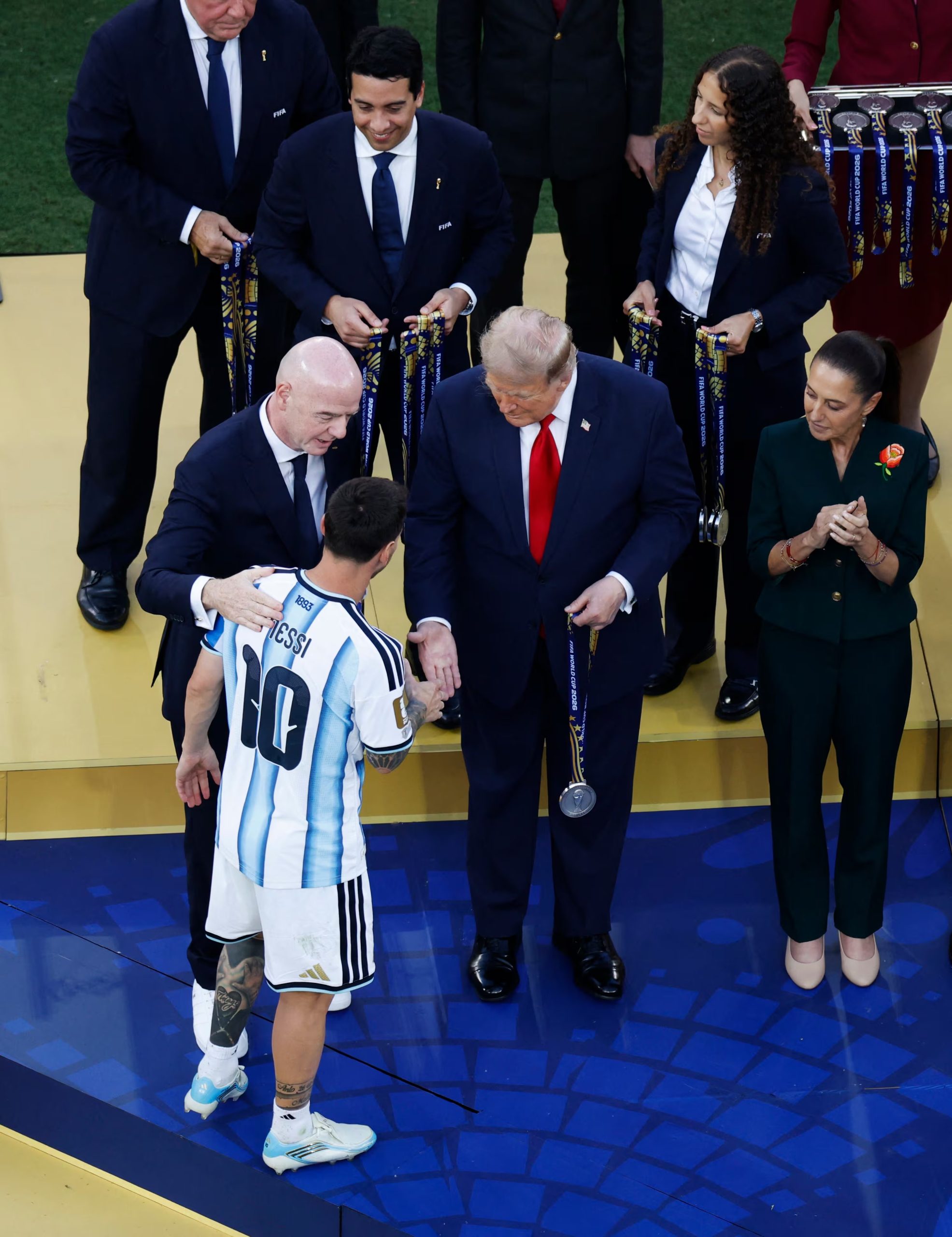 El capit&aacute;n argentino recibe las felicitaciones de Trump, Infantino y Scheinmbaum