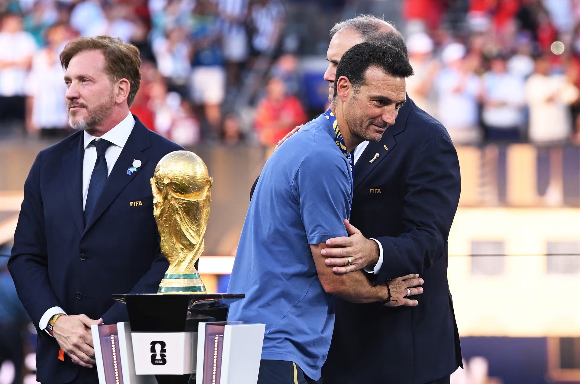 Lionel Scaloni, entrenador de Argentina, pasa junto al trofeo de campe&oacute;n de la Copa Mundial de la FIFA tras recibir su medalla de subcampe&oacute;n 