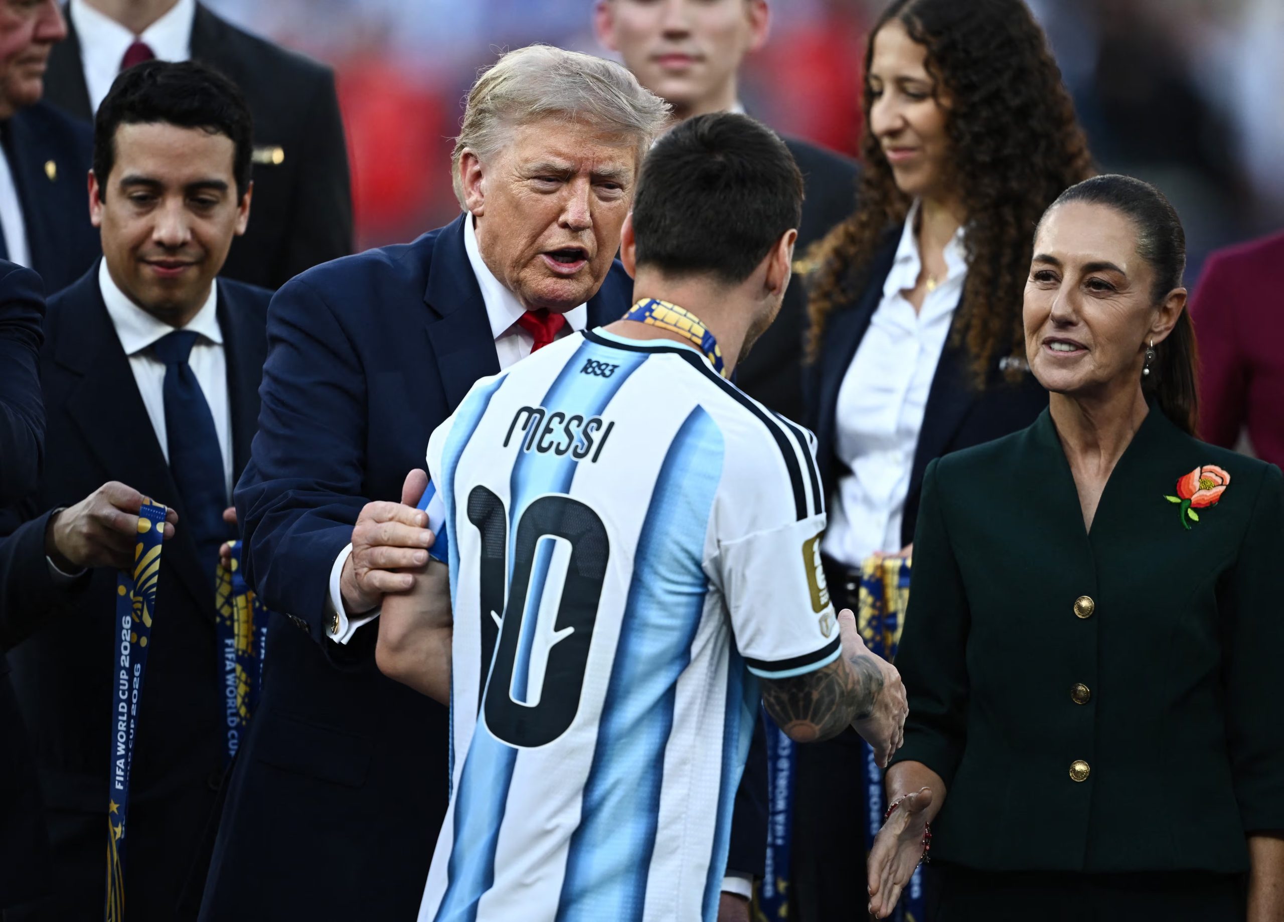 Messi saluda a Trump y la presidenta de M&eacute;xico
