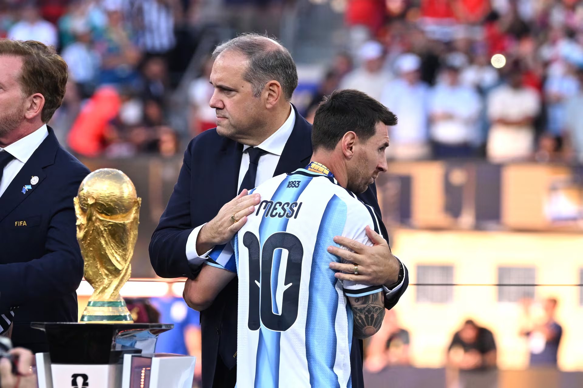 El p&uacute;blico argentino acompa&ntilde;&oacute; a Messi con c&aacute;nticos de aliento