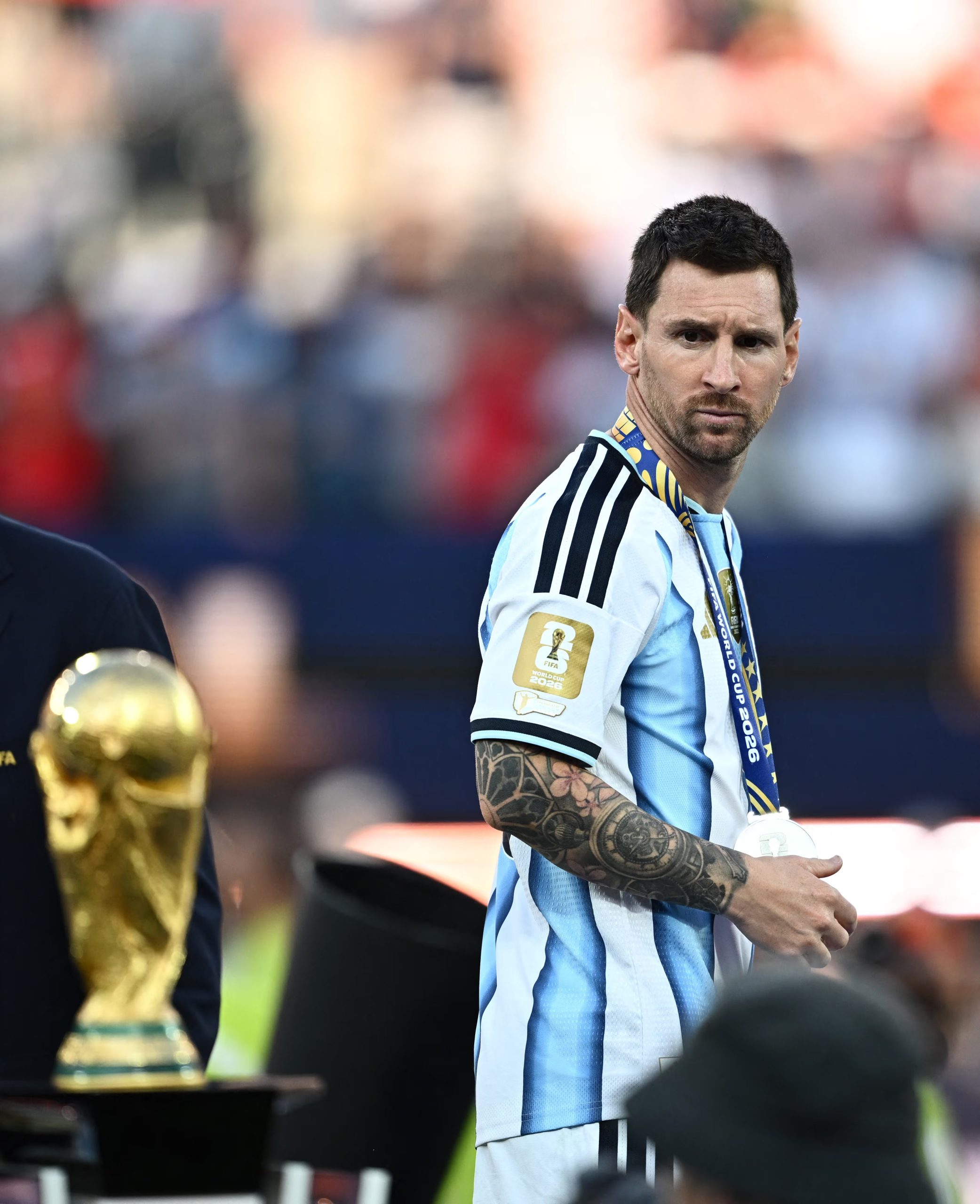 El capit&aacute;n albiceleste se retir&oacute; lentamente hacia el vestuario tras la premiaci&oacute;n