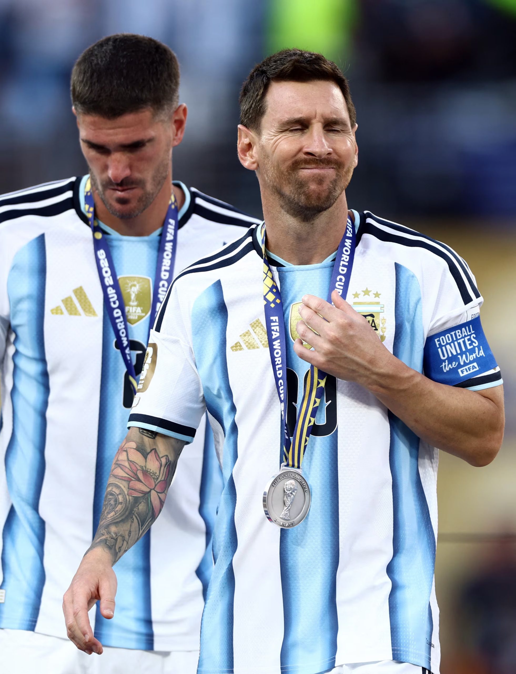 Messi secundado por su compa&ntilde;ero y amigo, Rodrigo De Paul