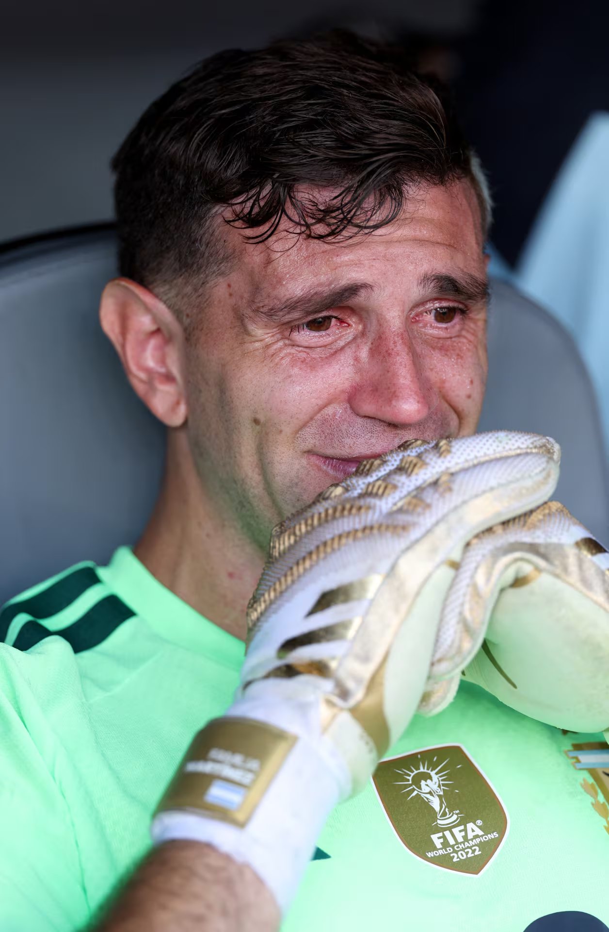 Dibu Mart&iacute;nez tampoco pudo contener las l&aacute;grimas y llor&oacute; sentado en el banco de suplentes