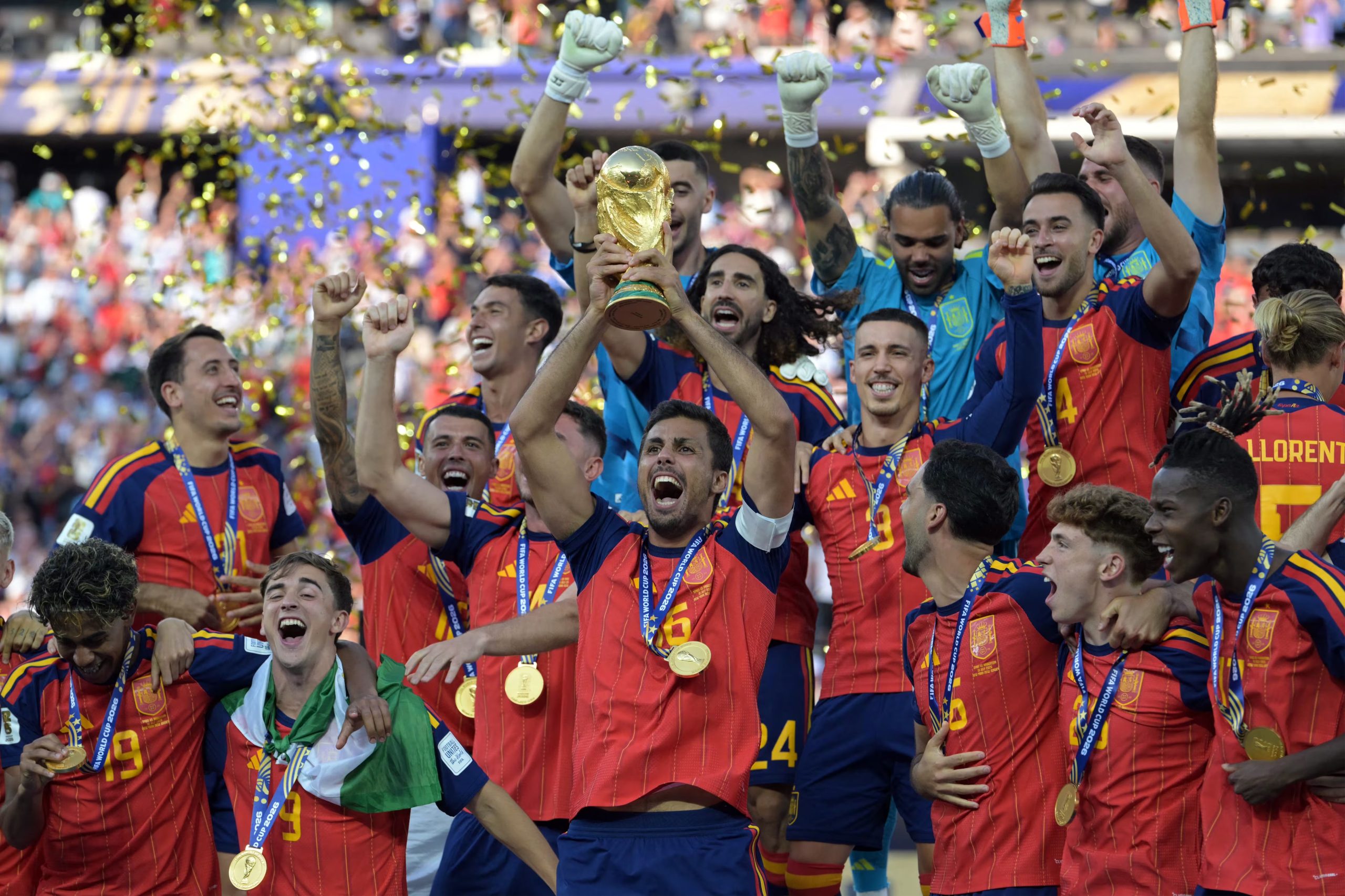 El centrocampista espa&ntilde;ol Rodri, n&uacute;mero 16, levanta el trofeo junto a sus compa&ntilde;eros tras ganar la final del Mundial de F&uacute;tbol de 2026