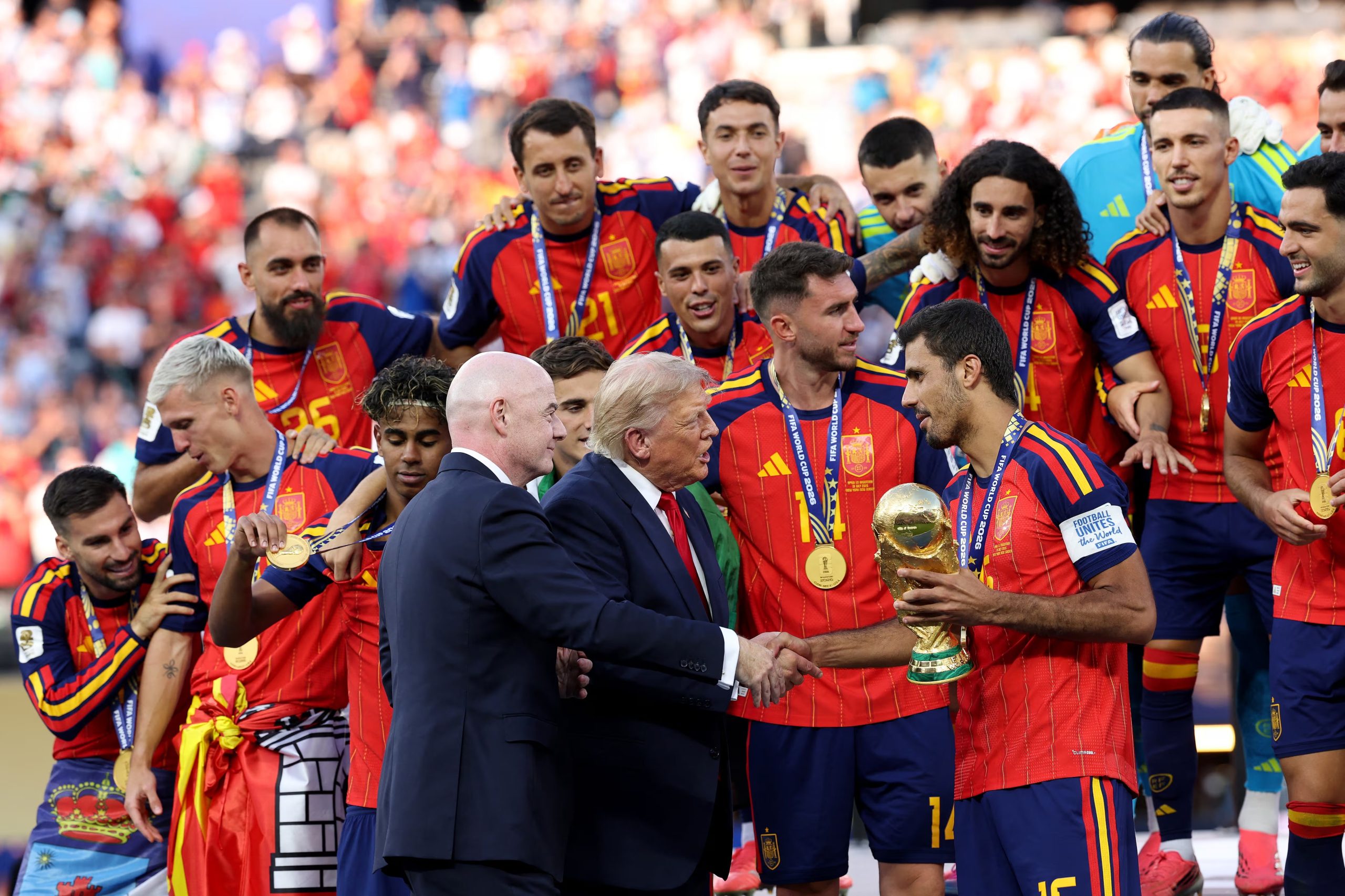Rodri recibe el trofeo de Campe&oacute;n Mundial de la FIFA de manos del presidente de Estados Unidos, Donald Trump, y del presidente de la FIFA, Gianni Infantino