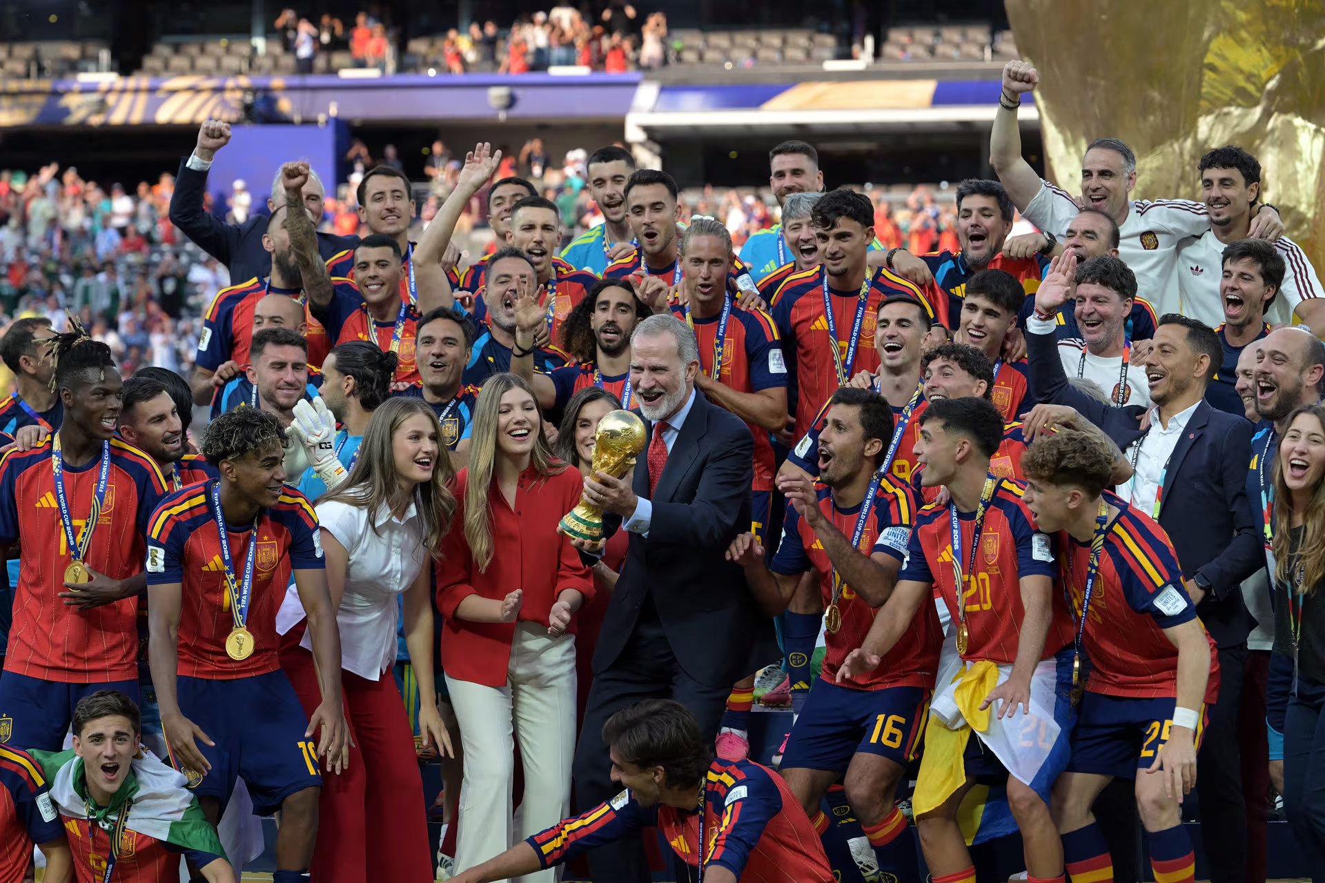 El rey Felipe VI de Espa&ntilde;a levanta el trofeo rodeado por el delantero espa&ntilde;ol Lamine Yamal , la princesa Leonor (3.&ordf; por la izquierda), la princesa Sof&iacute;a y la reina Letizia, tras la victoria de la selecci&oacute;n espa&ntilde;ola en la final del Mundial de F&uacute;tbol de 2026