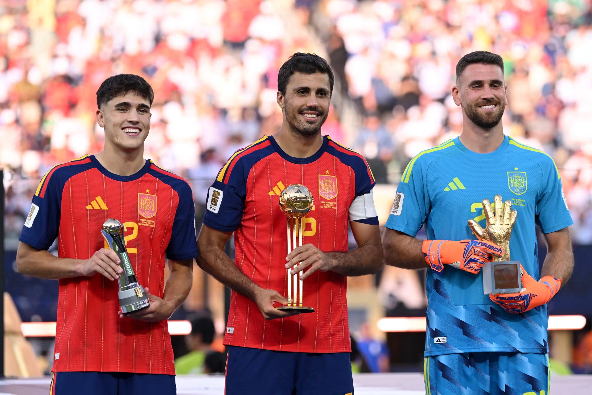 Pau Cubarsi, Rodri y Unai Sim&oacute;n de Espa&ntilde;a posan con sus premios tras la final de la Copa Mundial de la FIFA 2026 