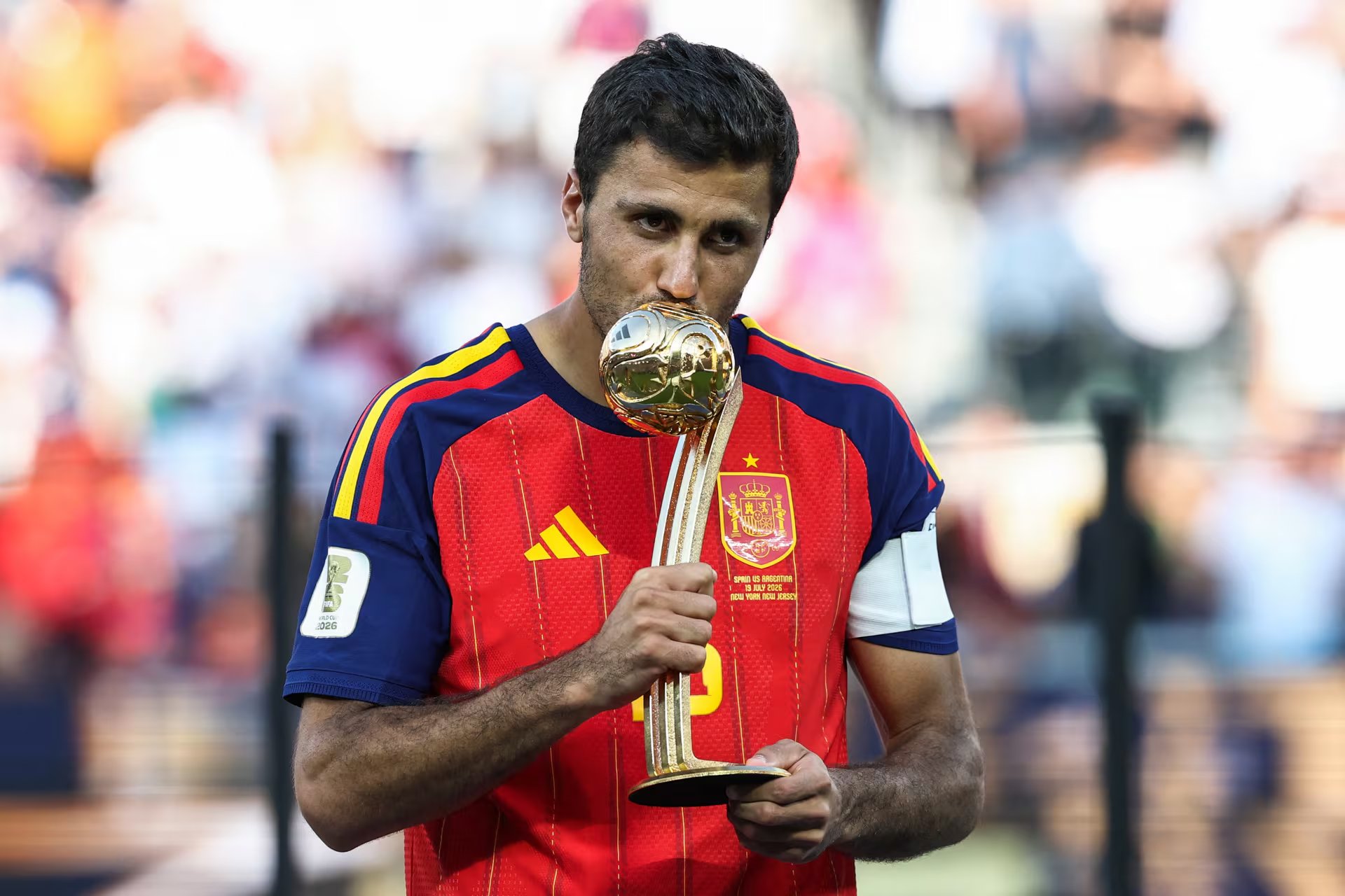 El centrocampista espa&ntilde;ol Rodri, n&uacute;mero 16, besa el Bal&oacute;n de Oro durante la ceremonia de entrega del premio de la final del Mundial de F&uacute;tbol de 2026 