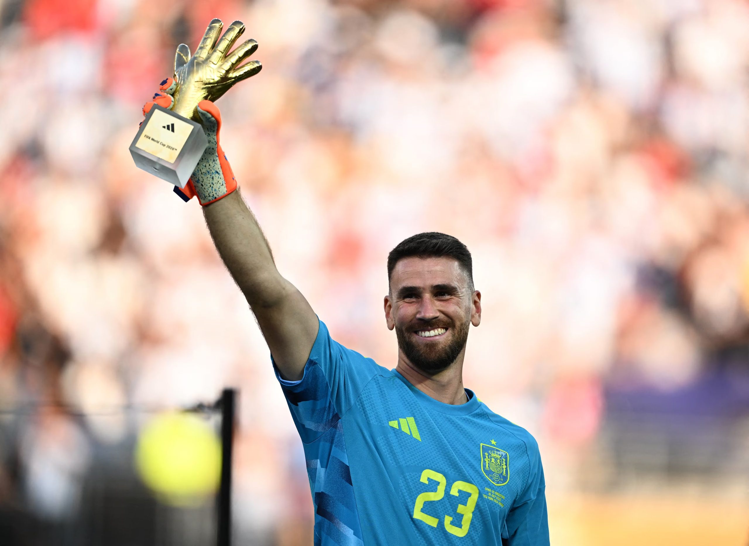 Unai Sim&oacute;n, de Espa&ntilde;a, celebra tras recibir el Guante de Oro