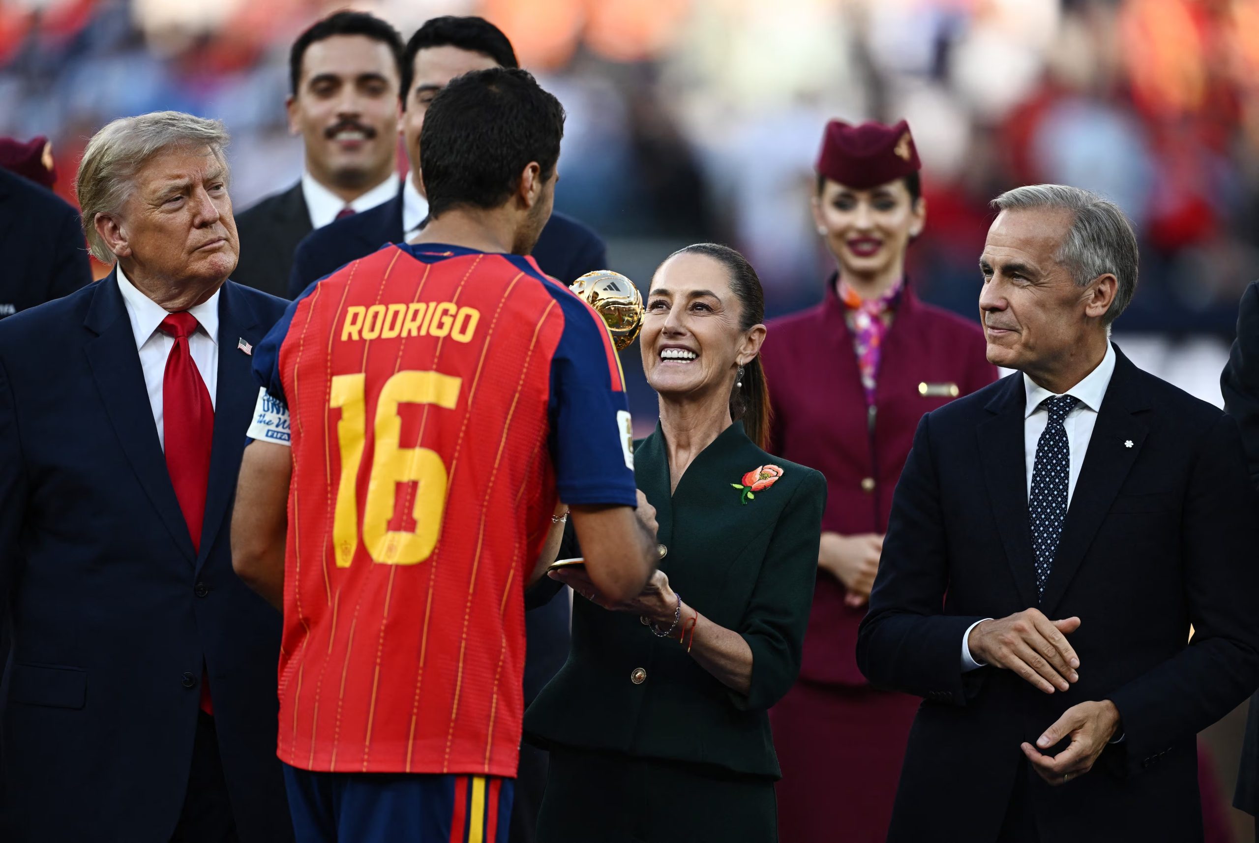 Rodri, de Espa&ntilde;a, recibe el Bal&oacute;n de Oro de manos de la presidenta mexicana Claudia Sheinbaum, mientras el primer ministro canadiense Mark Carney y el presidente estadounidense Donald Trump observan. 